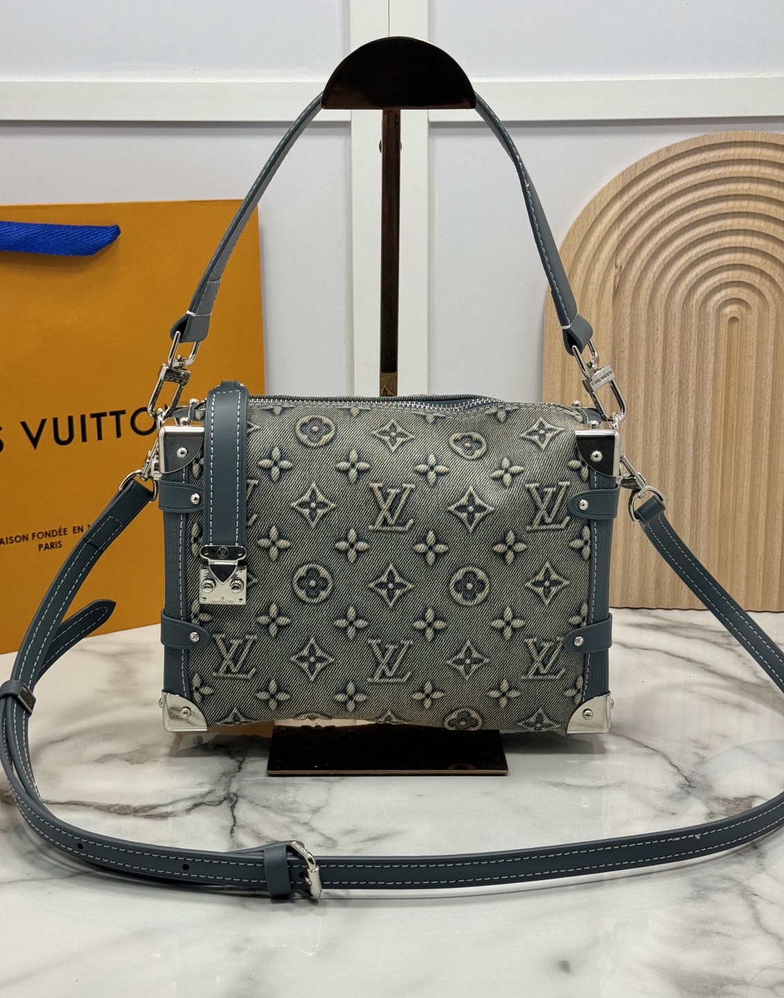 LV Side Trunk Monogram Denim Bag กระเป๋าสะพายทรงกล่องเดนิมซีดสไตล์วินเทจ ปั้มนูนโลโก้ลายโมโนแกรม ไอเท็มหรูหราย้อนยุค ผสมผสานความทันสมัย รูปทรงกล่องสัดส่วนสวยลงตัว โดดเด่นชวนมอง