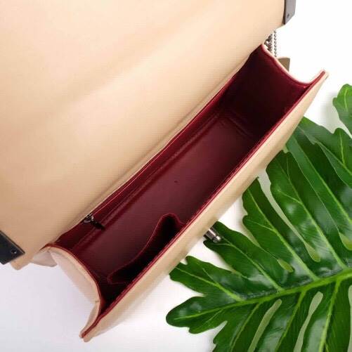 สีใหม่ รุ่นขายดี ' Cozy Beige ' !!!! KEEP Quited Boy Bag กระเป๋า ทรง boy style KEEP LOOK Cool มากๆ เลยน๊าใบนี้ ไม่มีถือว่า Out มากๆ 💘ตัวกระเป๋าอยู่ทรง ทำจากหนังแกะสังเคราะห์นิ่ม-ตึงสวย สายโซ่ มีที่รองไหล่ สะพายสบายคะ สายปรับ สั้น ยาวได้ค