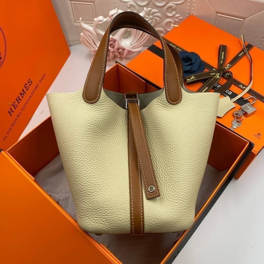 หนังแท้ Hermes Picotin Lock 18 bag กระเป๋าถือแบรนด์หรูระดับโลก งานเกรดออรินอล หนังแท้ทั้งใบ หนังมีลายทอริลลอนคล้ายของจริง มาพร้อมตัวล็อคเคลลี่ Kelly lock รูปทรงเรียบแต่หรู ใช้งานได้ทุกโอกาส ถือง่าย ใช้งานง่าย ภายในโล่งกว้าง ภาพสินค้าถ่ายจากงานขายจริง ใช้ง