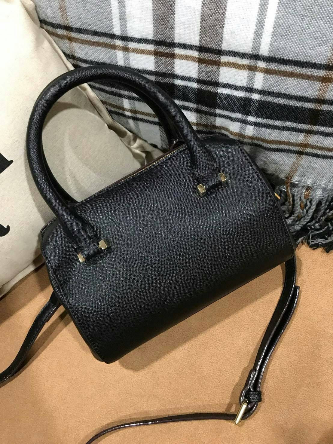 Kate Spade New York Cedar Street Bowling Bag กระเป๋าถือหรือสะพายหนัง Saffiano ทรง Bowling สวยหรู อยู่ทรงสไตล์ PRADA ด้านหน้าประดับโลโก้สีทองหรู มาพร้อมสายสะพายยาวถอดได้ปรับได้ ภายในมีช่องซิปและช่องใส่มือถือ ใส่กระเป๋าสตางค์ใบยาวของใช้ได้จุ น้ำหนักเบาขนาดก