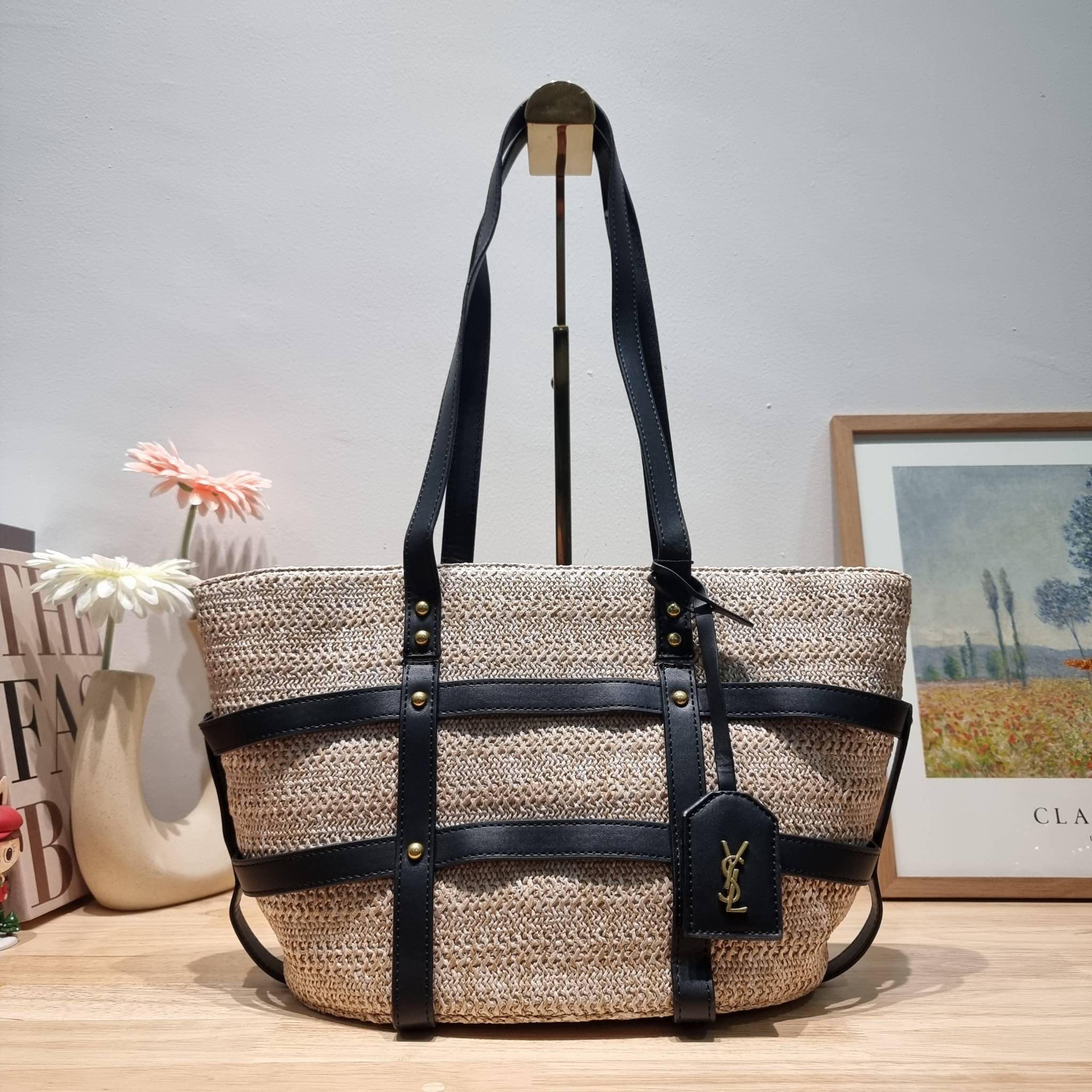 YSL PANIER STUDDED LEATHER TRIMMED WOVEN RAFFIA สวยไม่ซ้ำใคร ใหม่ที่สุด กับกระเป๋าสะพายสานทรงยูนีค ที่เติมดีเทลความหรูด้วยสายหนังคาดตกแต่ง ดูแพงไปอีก