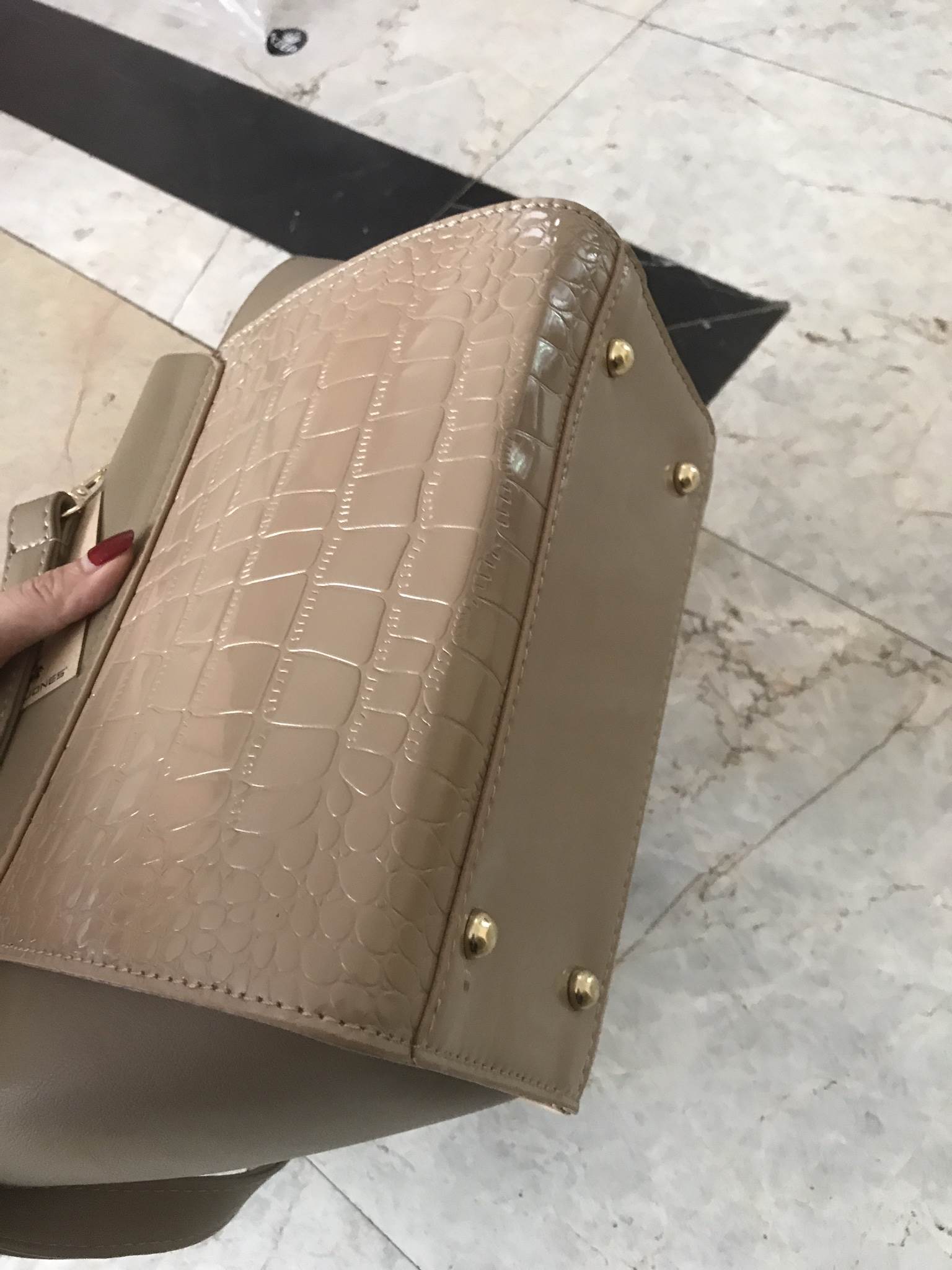 ทรงขายดีที่สุด สี มาใหม่สวยหรูมากคะ 💜 กระเป๋าถือ / สะพายจาก แบรนด์ David jones หนังอย่างดี ขนาด กำลังดี มีช่องใส่ของจุกจิกด้านใน สีสวยคะ เข้ากับชุดได้ง่ายมากๆ ใบนี้แนะนำเลย สวยมาก