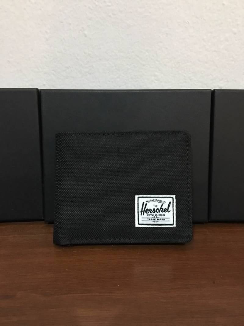 กระเป๋าสตางค์ Herschel Roy Wallet การออกแบบก็เน้นใช้งานพกสะดวกกระเป๋าสตางค์ใบไม่ใหญ่ขนาดมาตราฐาน ช่องใส่บัตร 5 ช่อง ป้ายโลโก้ Herschel แบบป้ายทอคลาสสิค ขนาดกำลังดีเหมาะมือ ถ้าซื้อให้เป็นของขวัญบอกเลยว่าถูกใจแน่นอนค่ะ