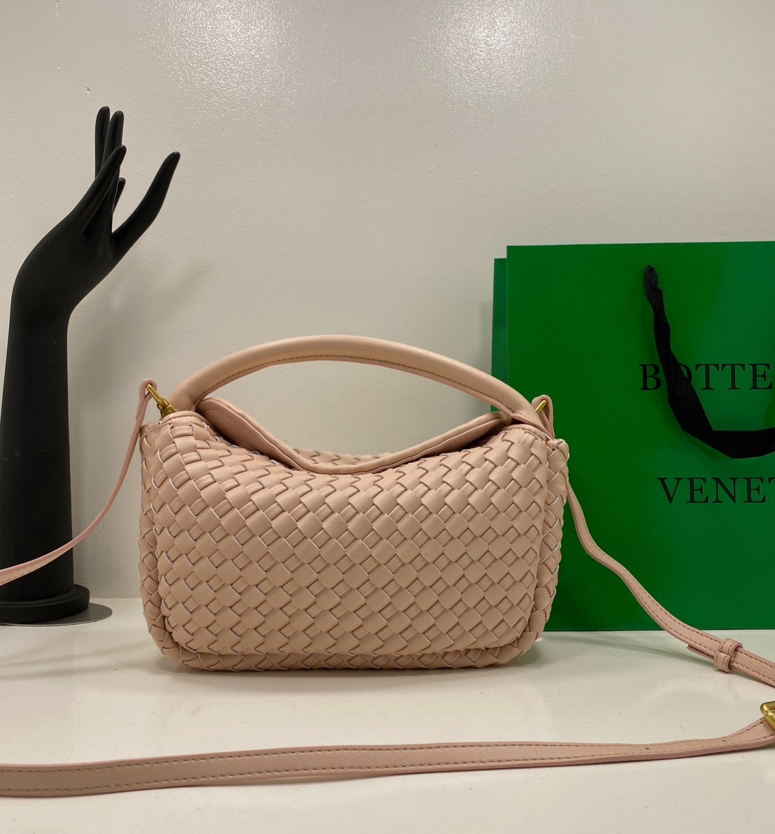 BOTTEGA intrecciato leather Snap Handle Handbag กระเป๋าถือ/สะพาย ดีไซส์สานเป็นเอกลักษณ์ หูจับในตัว หนังสวยงาม เกรดออริ สลับแท้ 1:1 ใช้งานต่างประเทศได้