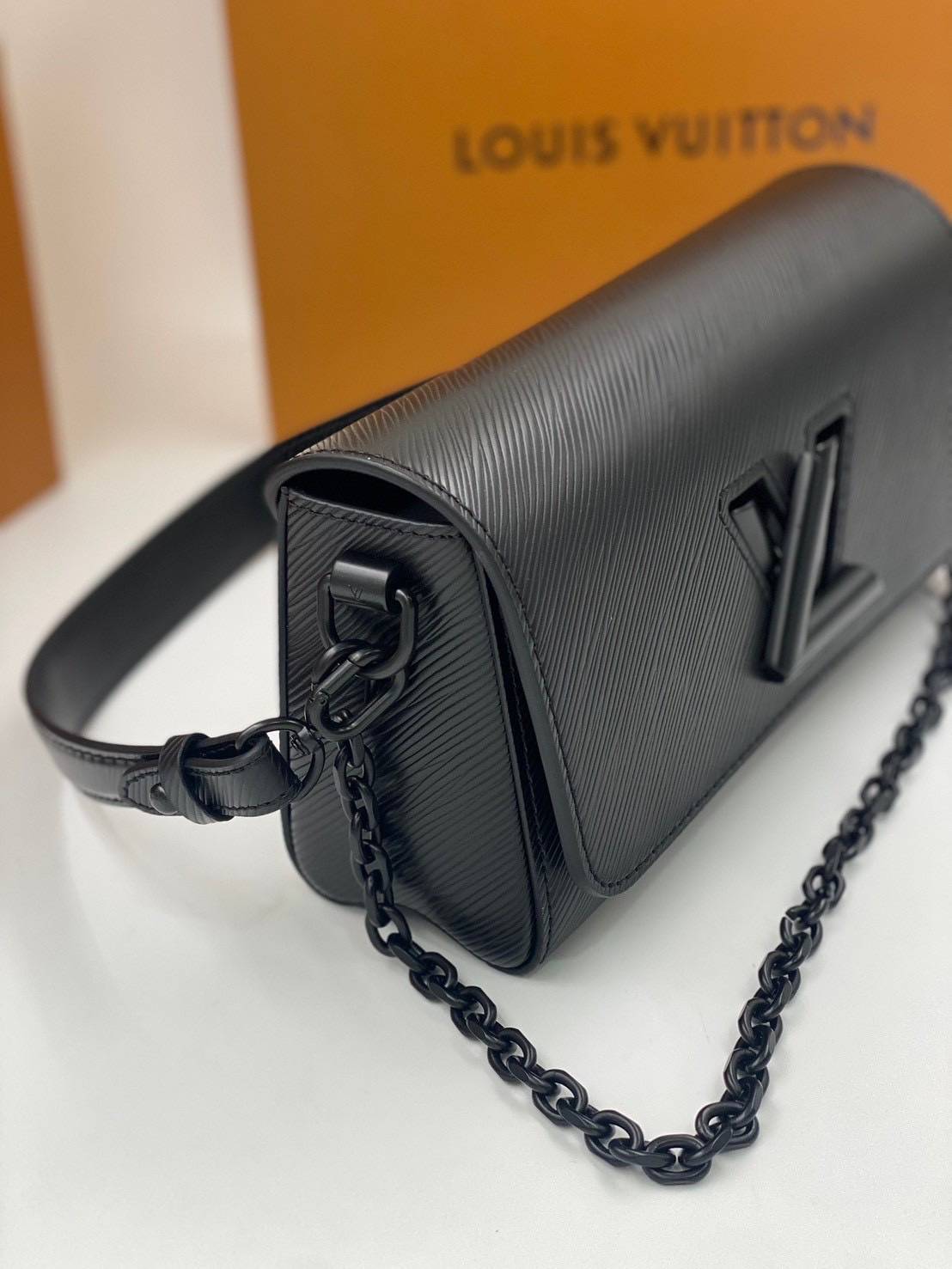 ORI หนังแท้ | LV Twist West Bag elongated shape in grained Epi leather กระเป๋าสะพาย/กระเป๋าถือ พร้อมสายโซ่ หนังลายเกรน Epi รูปทรงยาวและสง่างาม นำเสนอมุมมองใหม่สุดเท่ให้กับไอคอนของแบรนด์ ในหลากหลายเฉดสีทันสมัย