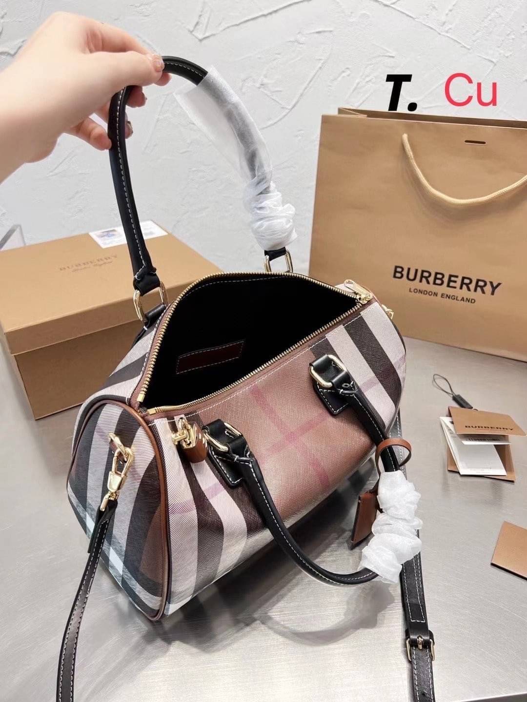Burberry medium check bowling bag 12" / Burberry Coated fabric boston bag / BURBERRY FRAGRANCES VINTAGE BOWLING BAG กระเป๋าสะพายใบใหญ่ จุของได้เยอะ ลายวินเทจ โทนสีใช้งานง่าย Vintage Signature สวยหรูสุดคลาสสิค