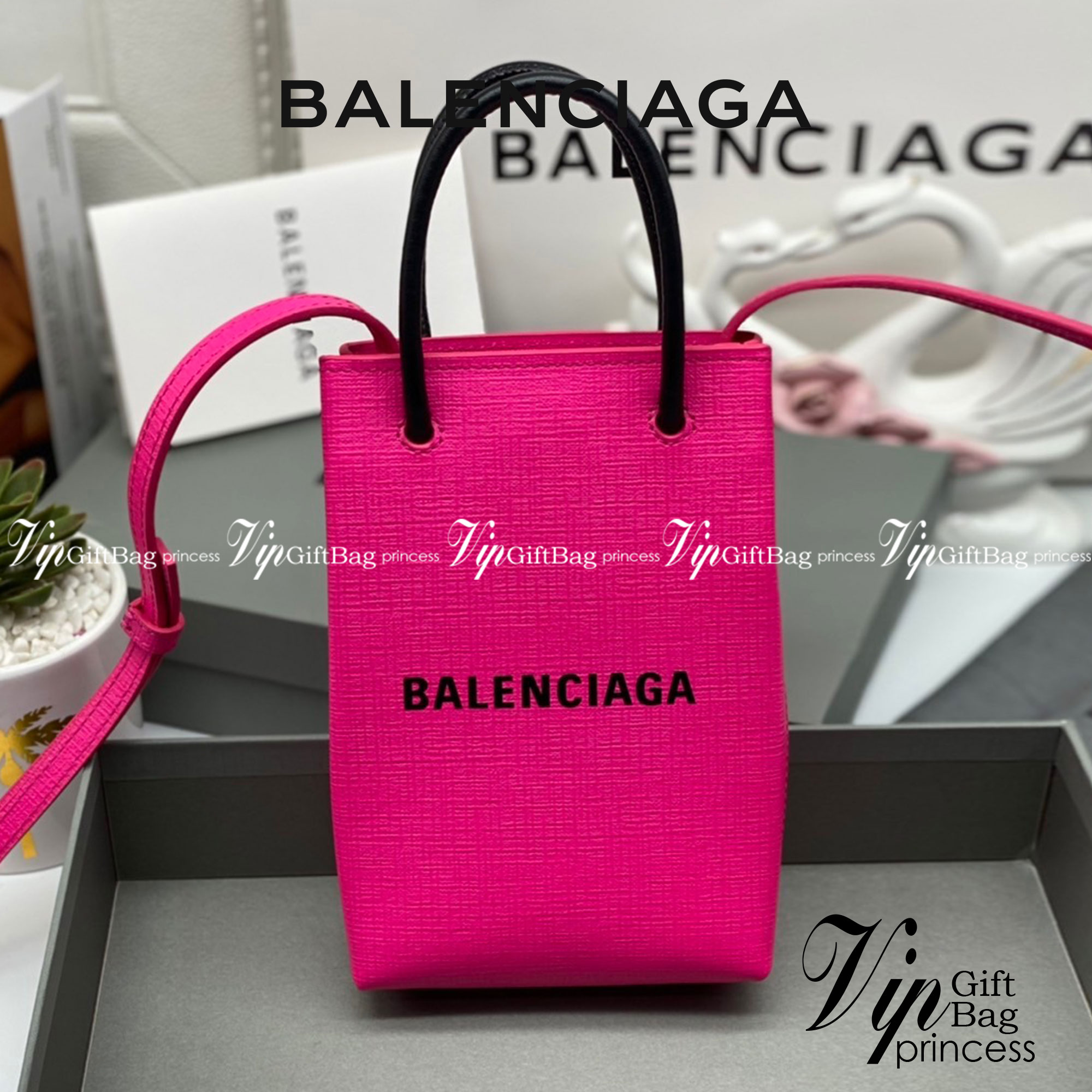 หนังแท้ BALENCIAGA Shopping Phone Pouch leather tote พกกระเป๋าช้อปปิ้งขนาดมินิ ไปทุกที่ในฤดูกาลนี้ ดีไซน์ที่ใช้ได้ทุกวันตั้งแต่หนังแบบมีเท็กซ์เจอร์ ภาพสินค้าถ่ายจากงานขายจริง ใช้งานต่างประเทศได้