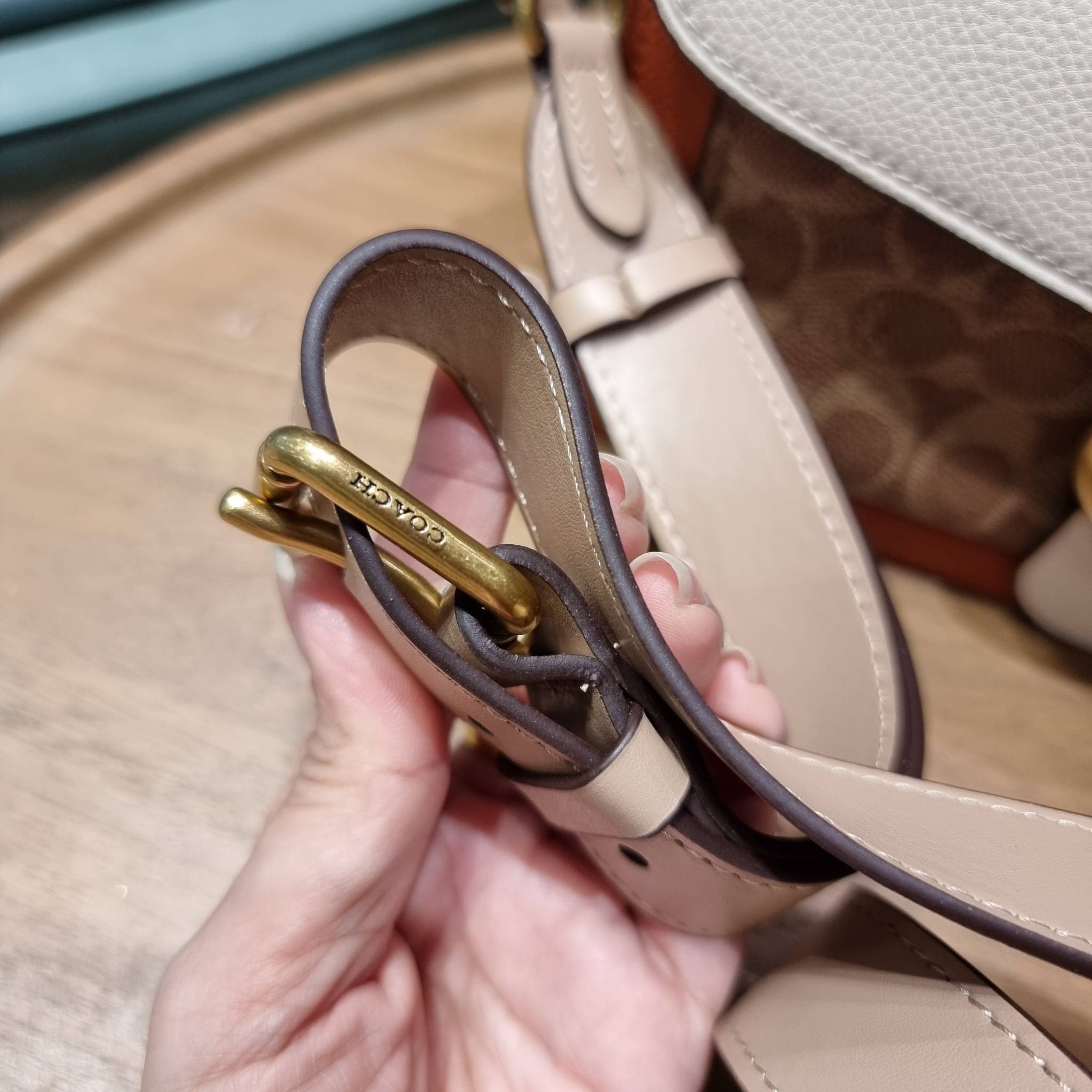 COACH TABBY SHOULDER BAG 26 IN SIGNATURE CANVAS WITH BEADCHAIN (6793,91215) กระเป๋าสะพายไหล่ ดีไซน์วินเทจย้อนยุค สวยคมชัด คลาสสิคใช้ได้ทุกลุค วัสดุหนังแท้สลับหนังแคนวาสเคลือบลาย เปิด-ปิดด้วยแม่เหล็กในตัว รับรองแน่นหนา ด้านหลังมีช่องแยก ภายในเป็นช่องโล่ง ข