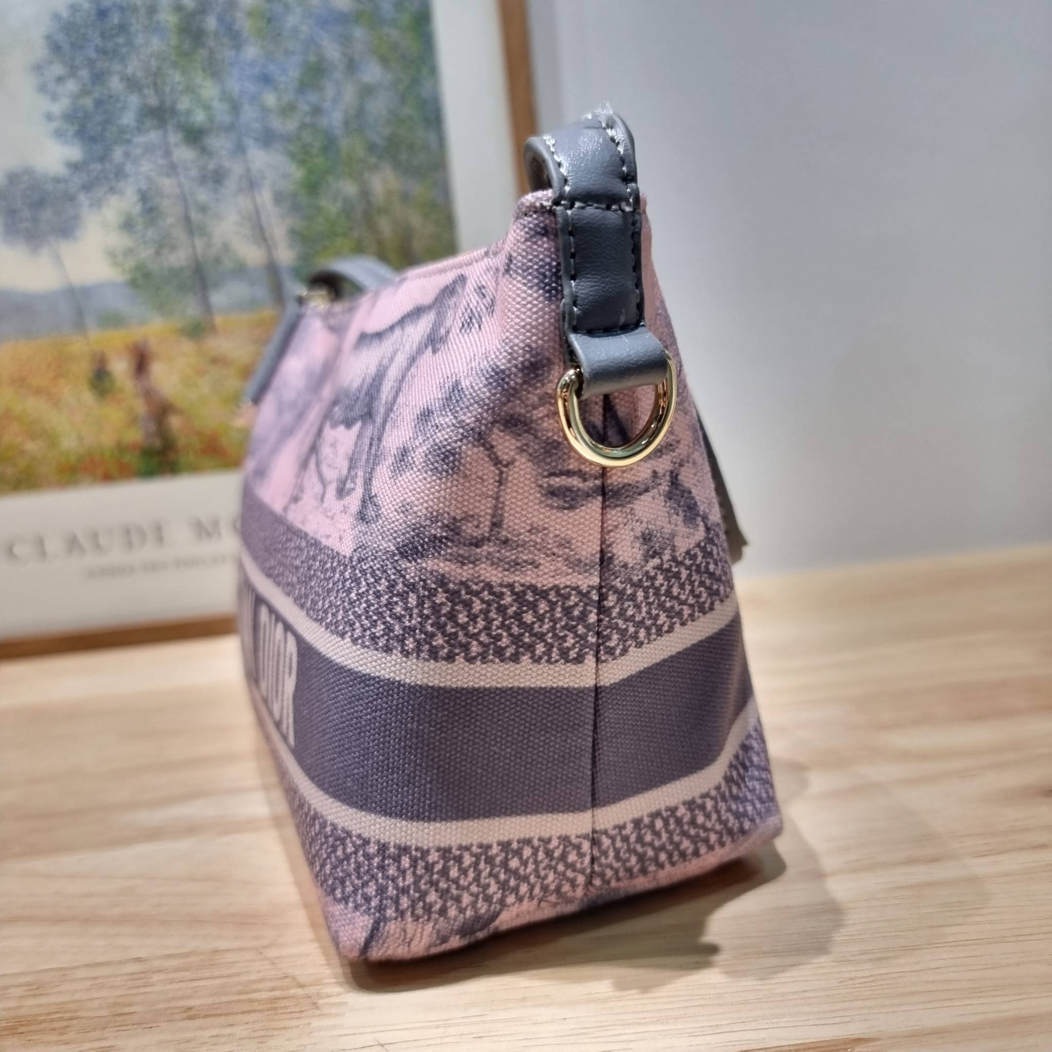 Dior travel nomad pouch / DIOR POUCH BAG พร้อมส่ง กระเป๋าทรงพอช ขนาดกำลังดี ดีไซน์ให้เป็นได้ทั้งกระเป๋าพกพาเอนกประสงค์ เวลาไปท่องเที่ยว หรือจะใช้เป็นกระเป๋าหลักพกของสำคัญก็ได้