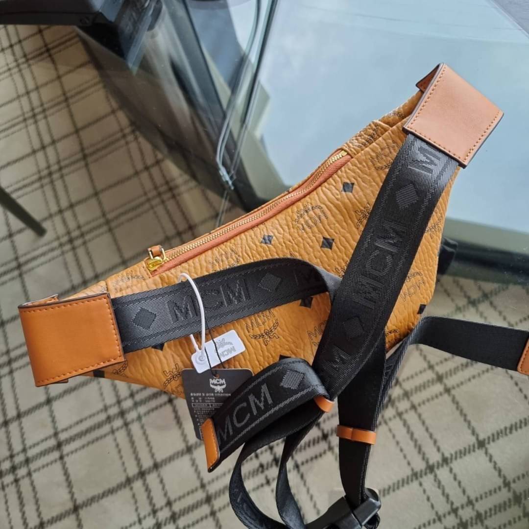 M.C.M STARK BELT BAG IN VISETOS รุ่นยอดฮิต!! หนุ่มๆสาวๆใช้ได้ไม่มีเบื่อ!! 🎉⭐️⚡️🛎 กระเป๋าคาดอกรุ่นขายดี ลายวิเซโต้เอกลักษณ์ ทั้งสปอร์ตและดูหรูในตัว ใช้งานง่าย ได้ทุกลุค วัสดุหนังแคนวาสคุณภาพดี มีช่องซิปหลัก และซิปรอง ภายในเป็นช่องโล่