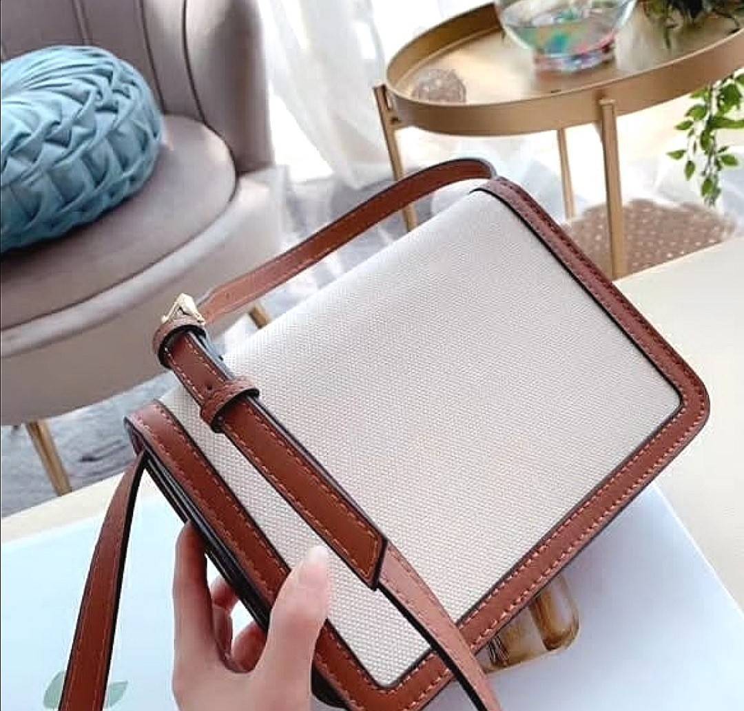 BURBERRY FRAGRANCES CROSSBODY BAG VIP GIFT WITH PURCHASE (GWP) พรีเมี่ยมกิ๊ฟ Limited Edition จากน้ำหอม BURBERRY วัสดุ Canvas & Leather ทรงเหลี่ยมสวยหรูอยู่ทรงมีโลโก้แบรนด์ด้านหน้า