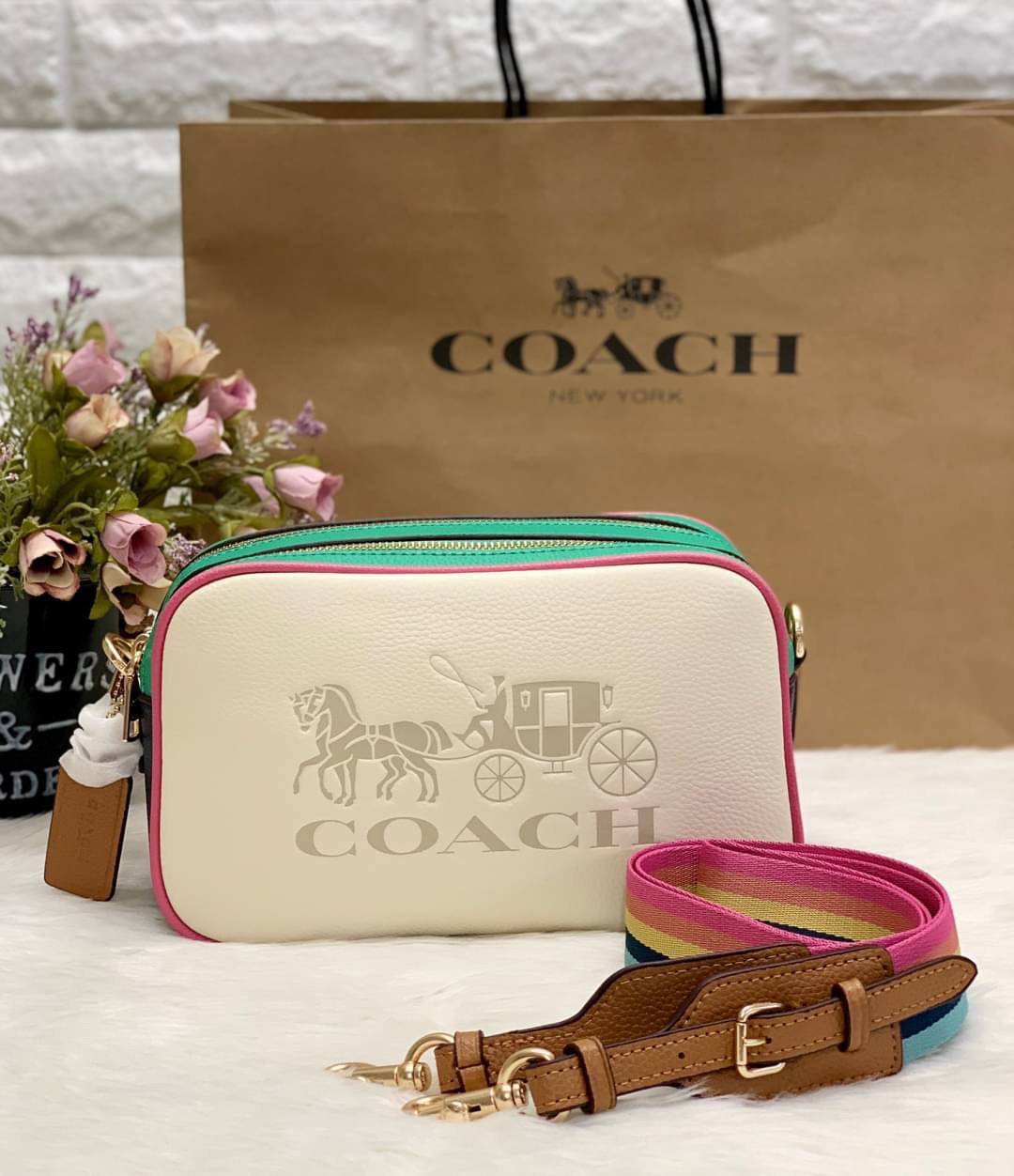 Coach Leather Jes Crossbody in Colorblock ((72704)) กระเป๋าสะพายข้าง//ครอสบอดี้ร์ วัสดุหนังแท้ หนังนิ่มสวยงาม มากๆค่ะ ด้านหน้ามีโลโก้แบรนด์เด่นชัดสะดุดตา ช่องหลักแบ่งเป็น2ซิป แต่ละช่องกว้าง ใส่กระเป๋าเงินใบยาวได้ ของอื่นๆได้จุค่ะ มีช่องเล็กให้ใส่ของจุกจิก
