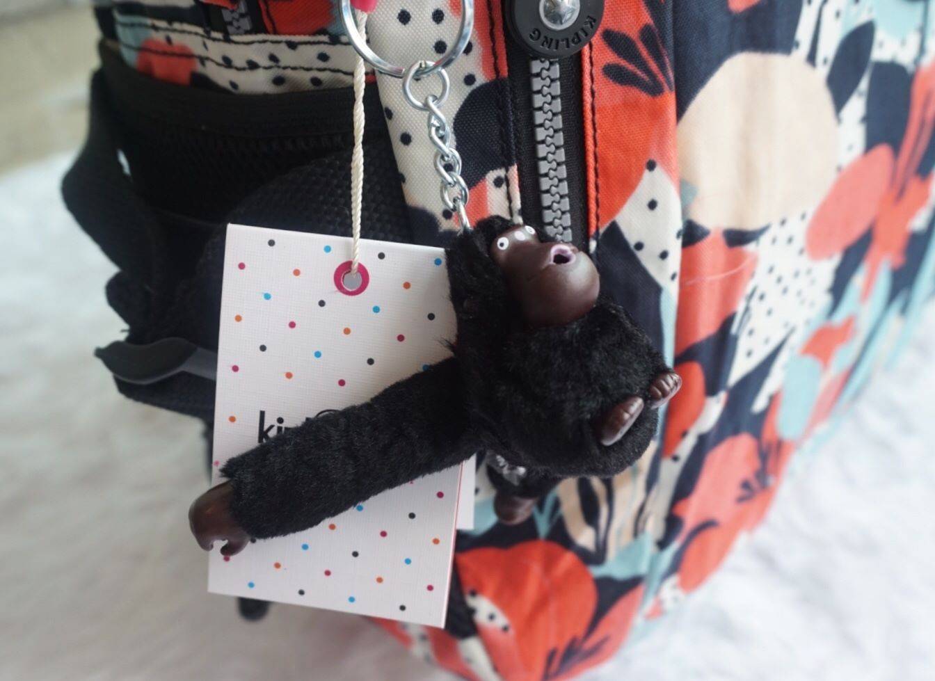 KIPLING BACKPACK K502 กระเป๋าเป้สะพายใบใหญ่ จุของได้เยอะมากๆ วัสดุ nylon + polyestor% กันน้ำ ด้านหน้ามี ช่องใส่ของจุกจิก ช่องซ้ายขวา ช่องหลักเปิดปิดด้วยซิป ภายในแบ่งเป็นสัดส่วย มีช่องแยกใส่ Laptop ใบขี้ขะได้เยอะ จะใช้ไปเรียน ไปนิมหรือท่องเที่ยวก็ตอยโจทย์ค