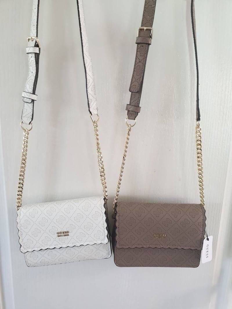 Guess Rayna Logo-Embossed Mini Crossbody กระเป๋าสะพายข้างทรง ครอสบอดี้ วัสดุหนัง pu ปั้มลาย Signature รอบใบรวมถึงสายยาว สวยตั้งอยู่ทรง ด้านหน้ามีโลโก้แบรนด์ เปิดปิดด้วยฝาปิดกระดุมแม่เหล็กซับในลายแบรนด์ มีช่องใส่บัตร ใส่มือถือ ของใช้จุกจิกได้เยอะ น้ำหนักเบ