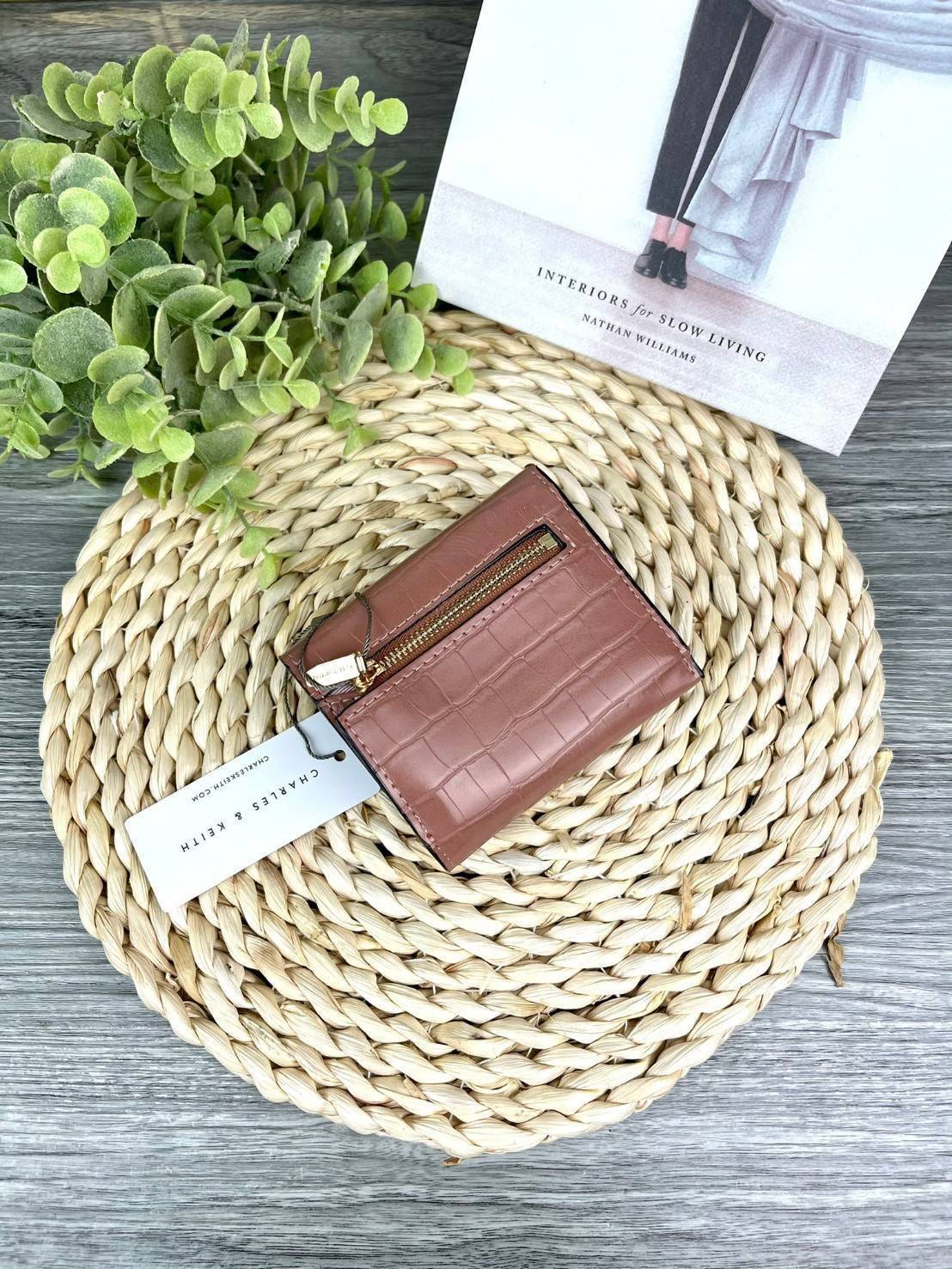 Charles & Keith Croc-Effect Short Wallet กระเป๋าเงิน 3 พับใบสั้น จุของได้ครบ! วัสดุพิมพ์ลายจรเข้