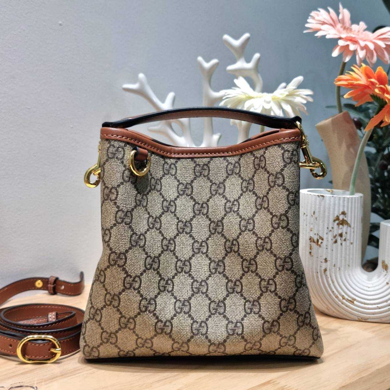 GUCCI GG Emblem mini bucket bag ดีไซน์คลาสสิคคงความเอกลักษณ์ กับรูปแบบใหม่กระเป๋าถือ/สะพายทรงบัคเก็ต ขนาดกำลังน่าใช้มากๆ