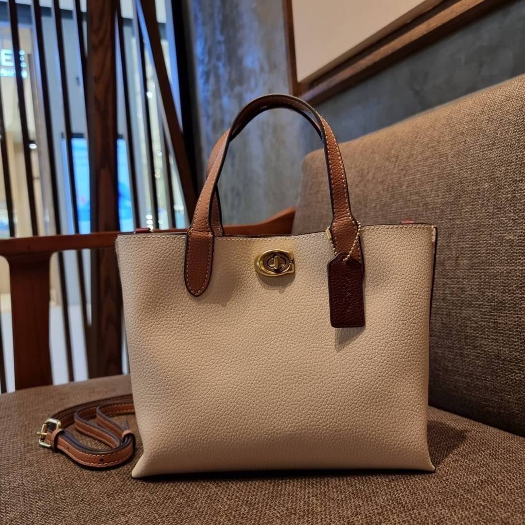 COACH C8561 C8869 WILLOW TOTE 24 IN COLOR BLOCK น้องสาวลุคลูกคุณมาแล้วจ้า กระเป๋าถือ/สะพาย ดีไซน์คัลเลอร์บล็อค ลงตัว เรียบหรู ใบจริงคือผู้ดี๊ผู้ดี ใช่ได้ทุกๆโอกาส วัสดุหนัง pepble อยู่ทรง เปิดปิดด้วยตัวบิดล็อค และอีกฝั่งเป็นกระดุมแม่เหล็ก ภายในโล่งกว้าง ใ