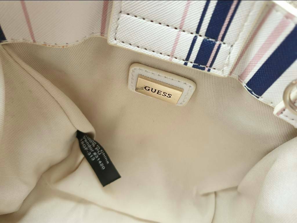 GUESS TAYLOR MINI SATCHEL CROSSBODY BAG กระเป๋าสะพายใบเล็ก สไตล์ สวยหรู คุณหนู ไฮโซ น่ารักมากๆ วัสดุหนังpu เย็บลายตาราง หนังนิ่ม จับนุ่มมือ และ ลายทาง หนัง saffiano ตั้งอยู่ทรง แบบน่ารักไม่ซ้ำใคร ด้านหน้าประดับโลโก้แบรนด์ อะไหล่ทอง มาพร้อมสายโซ่ ถอดออกได้