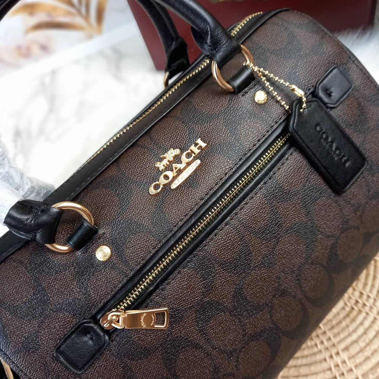 COACH ROWAN SATCHEL IN SIGNATURE CANVAS (COACH F83607)🌺ระดับตัวTOP ยกให้เธอเลย กับรุ่นนี้💃//หมอน 10" รุ่นมีช่องซิปด้านหน้า สามารถแยกเก็บของสำคัญๆได้อย่างเป็นสัดส่วน สำหรับใครที่ชอบกระเป๋าที่จุของได้เยอะๆ รุ่นนี้ตอบโจทย์ได้เลย แนะนำว่า