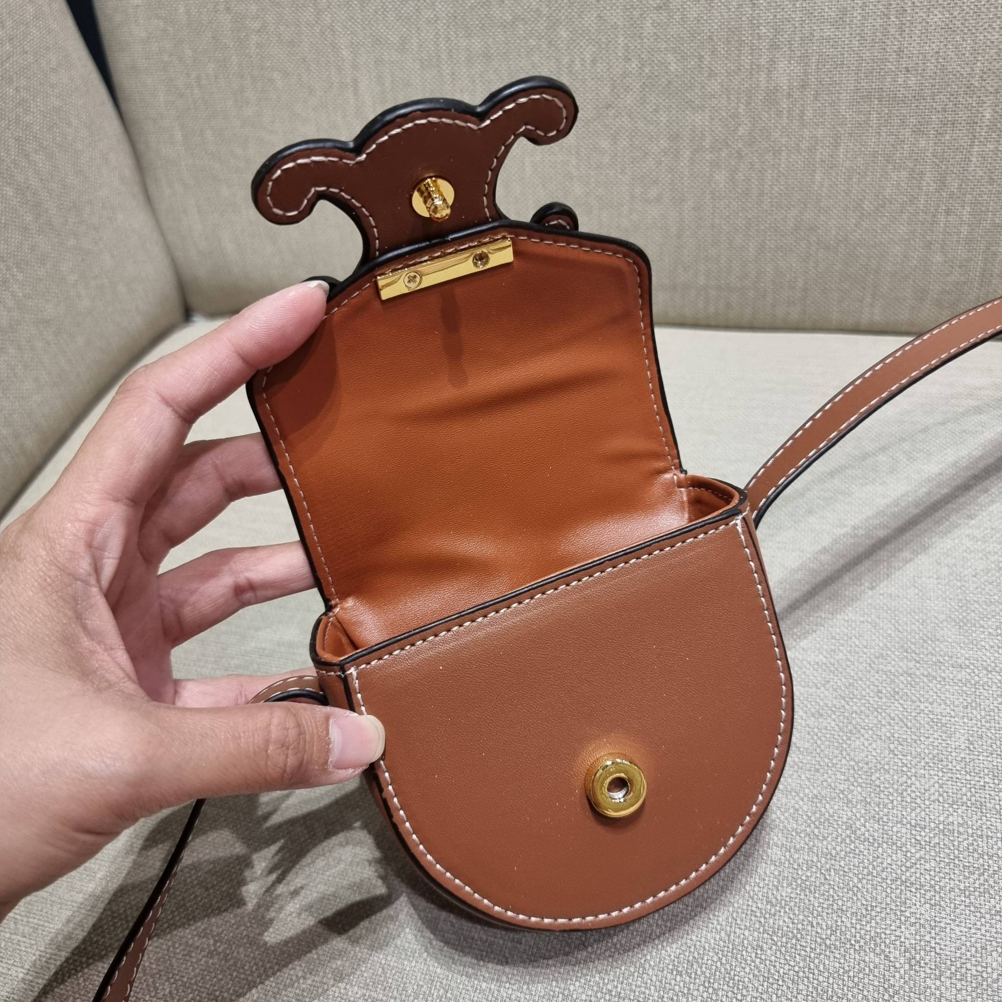 CELINE BESACE CUIR TRIOMPHE MINI BAG รุ่นที่หนุ่มๆสาวๆต่าวก็ถามหา!! เดอะเบสท์เซลเลอร์ กระเป๋าสะพายมินิไซส์ เล็กแต่ปังมาก!! ดีเทลเรียบแต่หรู วัสดุหนังแท้ สีคลาสสิค เปิด-ปิดด้วยกระดุมแน่นหนา ภายในเป็นช่องโล่ง สายสะพายในตัวปรับได้ตามชอบ ใบนี้สามารถใส่บัตร ใส