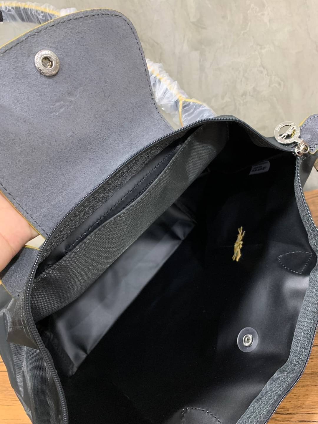 Longchamp LE PLIAGE Club (พร้อมส่ง 8 สี) TOTE BAG S กระเป๋ารุ่นยอดนิยม ที่สาวๆ ต้องมีไว้เก็บไว้สักใบ ด้วยตัวน้ำหนักกระเป๋า Longchamp เบาแสนเบา แต่จุของได้เยอะมาก สำหรับลุคทางการกึ่งลำลอง แฝงความสบาย ยามเดินทาง จุดเด่นอย่างหนึ่งของ กระเป๋าก็คือ สามาถพับเก็