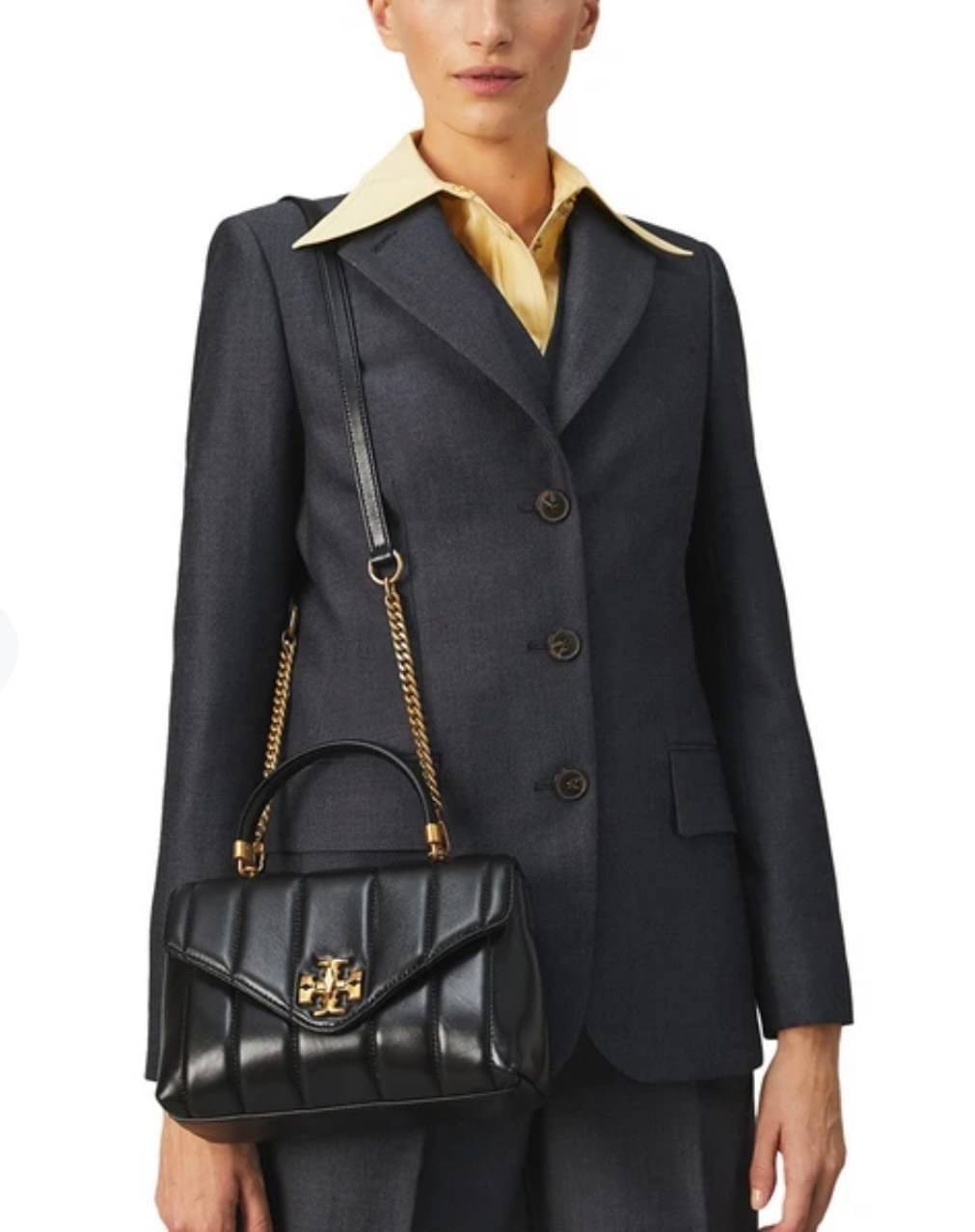 OUTLET 】Tory Burch Kira Top Handle Satchel มี2ขนาด Small/Medium กระเป๋าทรงใหม่ล่าสุดจากรุ่นคิร่า (Kira) มาในเทคนิคตัดเย็บควิลท์แนวขนาน ใช้วัสดุหนังเงานุ่ม สะท้อนแรงบันดาลใจแบบนิวยอร์กจากเบาะหนังในรถคลาสสิค Hardwareสีทองสวยหรู และจุดเด่นอีกรุ่นคิร่าคือความ