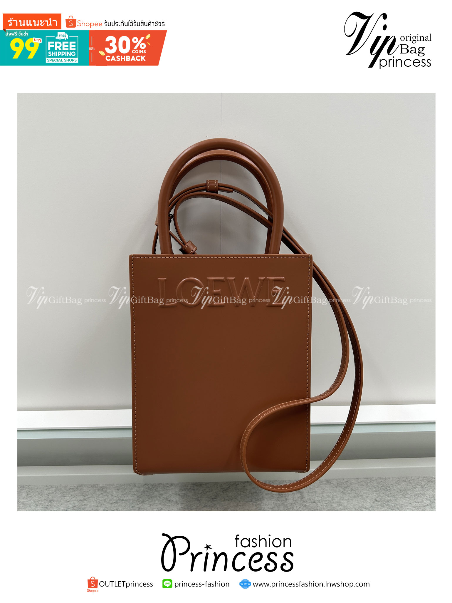 LOEWE Tote Leather Bag พร้อมส่ง กระเป๋าทรงโท้ทหนังเรียบสวยอยู่ทรงด้านหน้ามีโลโก้แบรนด์ หูจับแข็งแรงมาพร้อมสายสะพายหนังเรียบยาวปรับระดับได้จะถือหรือสะพายไหล่สะพายเฉียงก็ดูดี