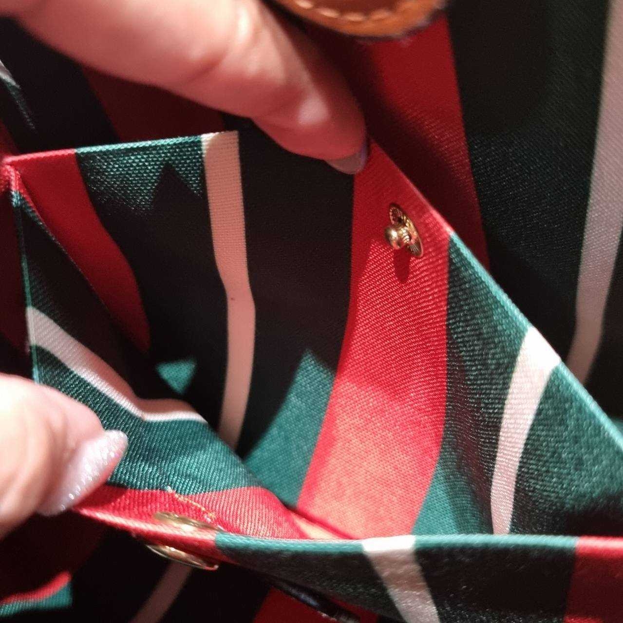 GUCCI GG Emblem mini bucket bag ดีไซน์คลาสสิคคงความเอกลักษณ์ กับรูปแบบใหม่กระเป๋าถือ/สะพายทรงบัคเก็ต ขนาดกำลังน่าใช้มากๆ