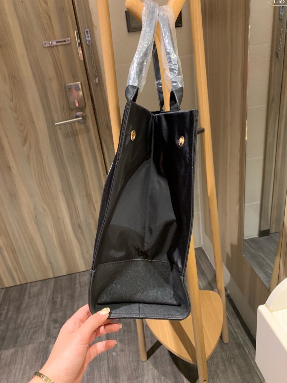 ของแท้ 💯% TORY BURCH ELLA TOTE BAG กระเป๋าทรง SHOPPING วัสดุ NYLON ทั้งใบตัดด้วยหนัง SAFFIANO ดำ แต่งโลโก้แบรนด์ด้านหน้า ด้านในเปิดปิดด้วยกระดุมแม่เหล็ก