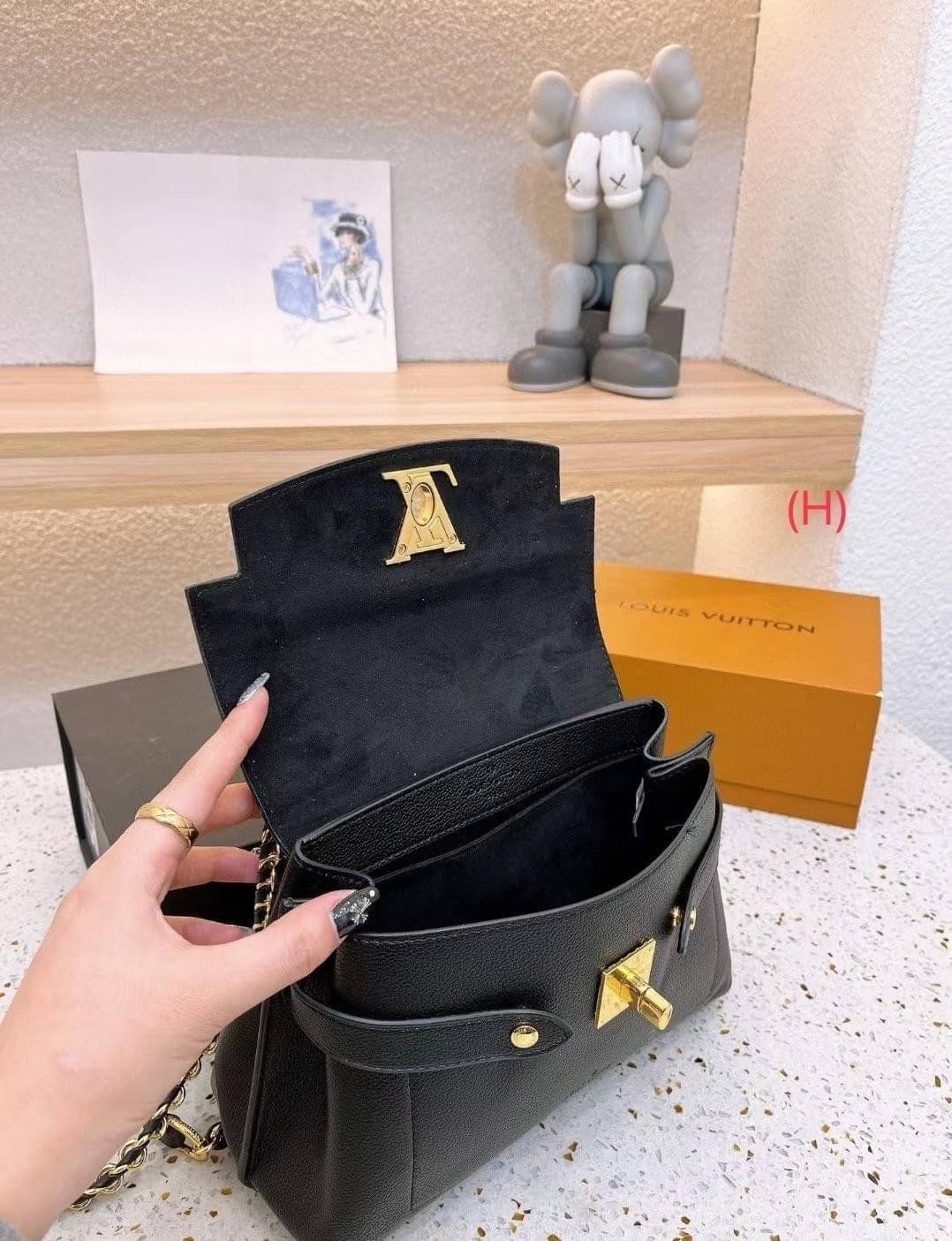 LV Cluny Monogram กระเป๋าสะพายหนังลายโมโนแกรมเปิดหน้า เป็นอีกทรงที่ขายดีมากเพราะใช้งานง่ายใช้ได้อเนกประสงค์ ด้านในกว้าง งานใช้สลับขึ้นแบบจากงานจริงเป๊ะเที่ยบเท่า แรร์ไอเท็มที่สาวๆต้องมี! มีหูจับในตัวและสายครอสบอดี้มาให้ ใช้งานง่าย เหมาะกับทุกสไตล์การแต่งต