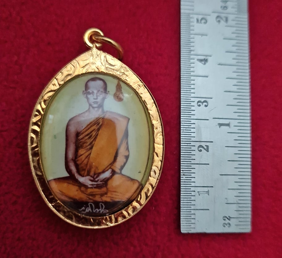 ล็อกเก็ตร.9ทรงผนวช พื้นสีเหลือง เลี่ยมทองไมครอนค่ะ