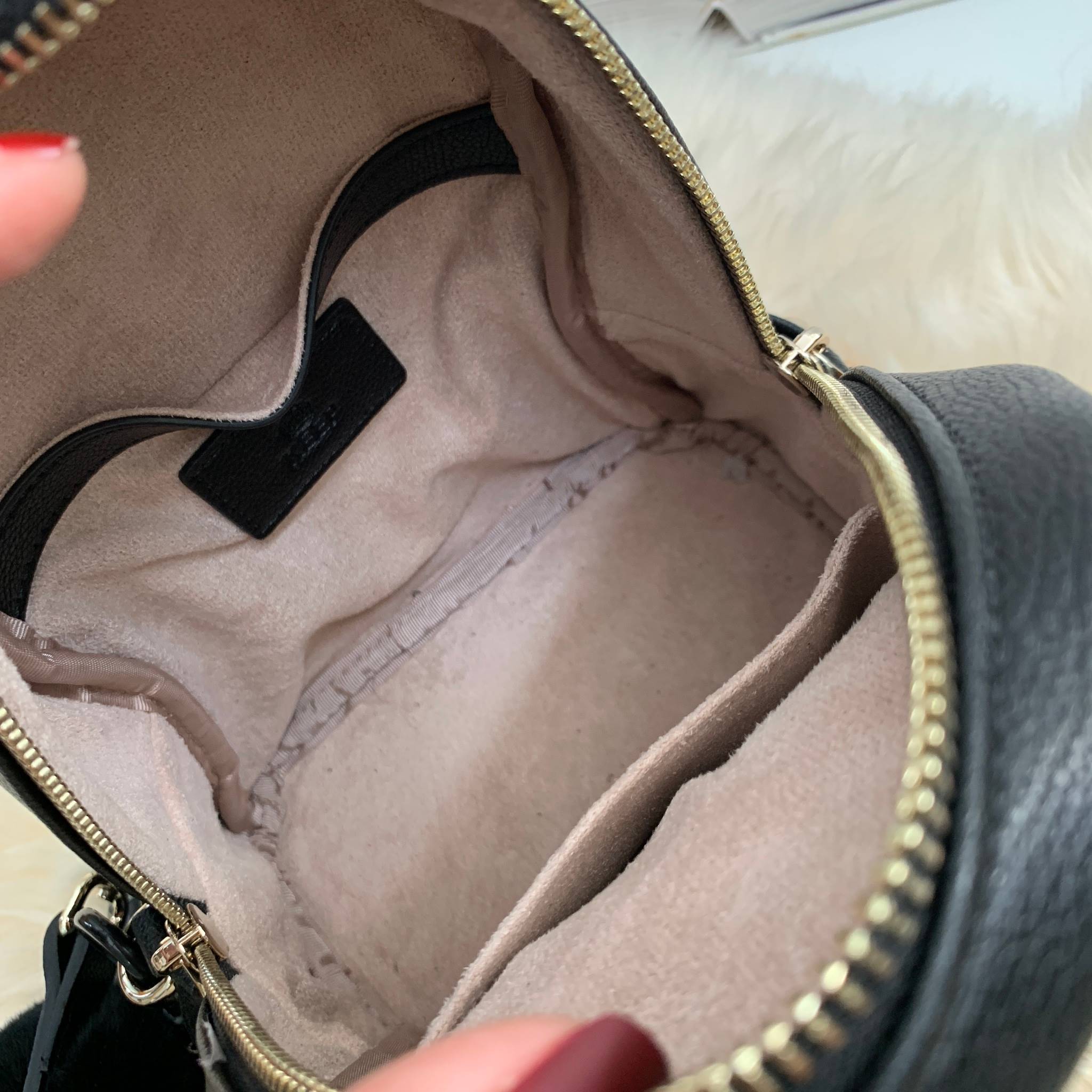 รุ่นใหม่ล่าสุด งานสวยมากๆ การันตีเลย จาก แบรนด์ KEEP รุ่น Duo Sister backpack 🎒 >กระเป๋า หนังวัวแท้ฟอกนาโนเนื้อดี นิ่มมาก ลายหนังชัด ทนทานคะ >น้ำหนักเบา ดีไซด์ ทันสมัย เข้าได้กับทุกชุด >ภายในตัวกระเป๋ามีช่องเก็บของจุกจิก 2 ด้าน กว้าง บุด้