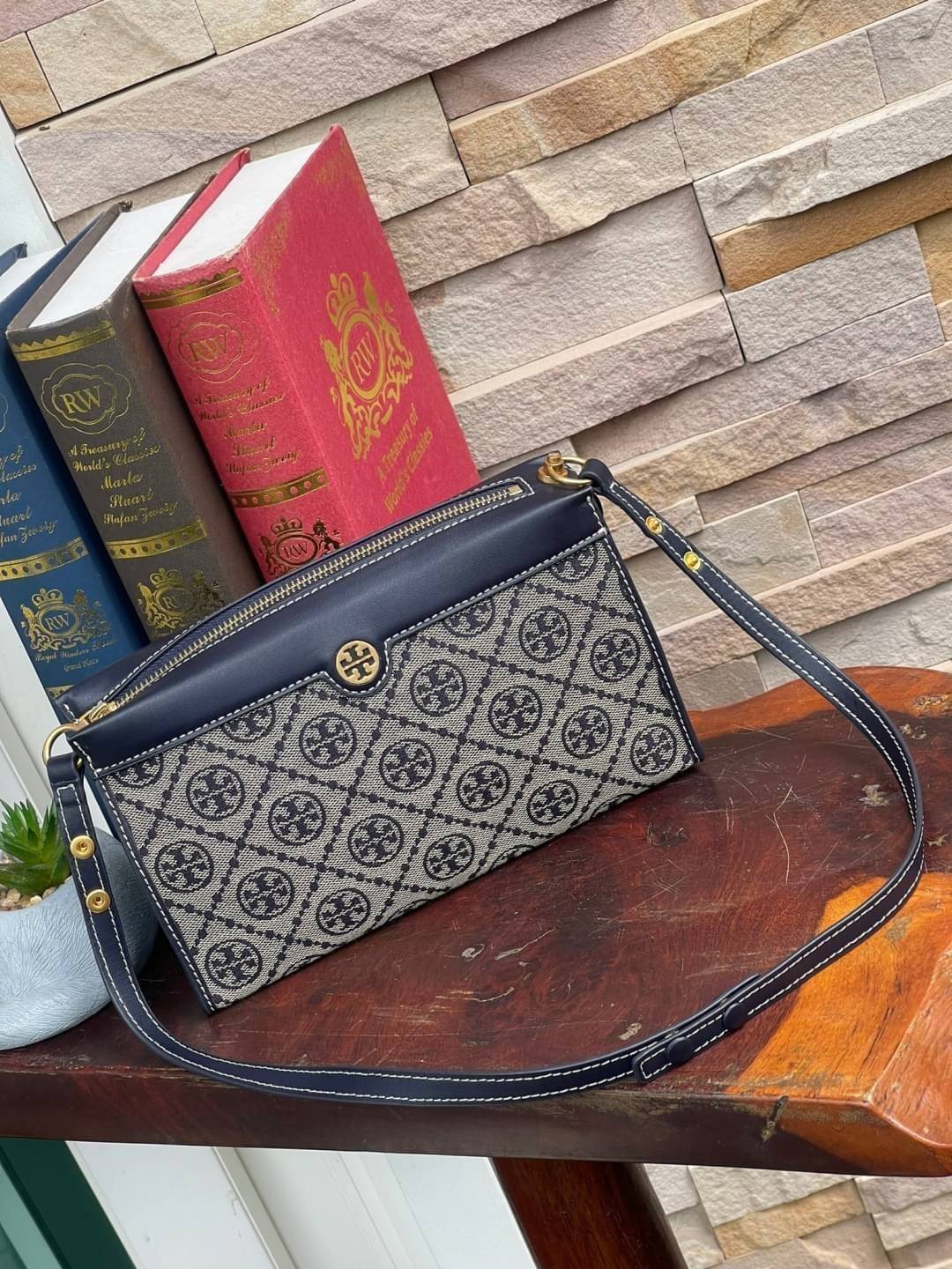 Tory burch t monogram jacquard mini pouchette ปังไม่หยุดกับลวดลาย T Monogram ที่มารังสรรค์ลงบนไอเท็มต่างๆ ในคอลเล็กชั่นต่างๆ สำหรับในรุ่นนี้มาในทรง mini pouchette ที่ได้ดีไซน์น่ารักๆแบบลุคช์ไฮโซ ที่สามารถปรับสายสั้นยาวได้ด้วยกระดุมสแน็ป ต่างออกไปกับคอลเลค