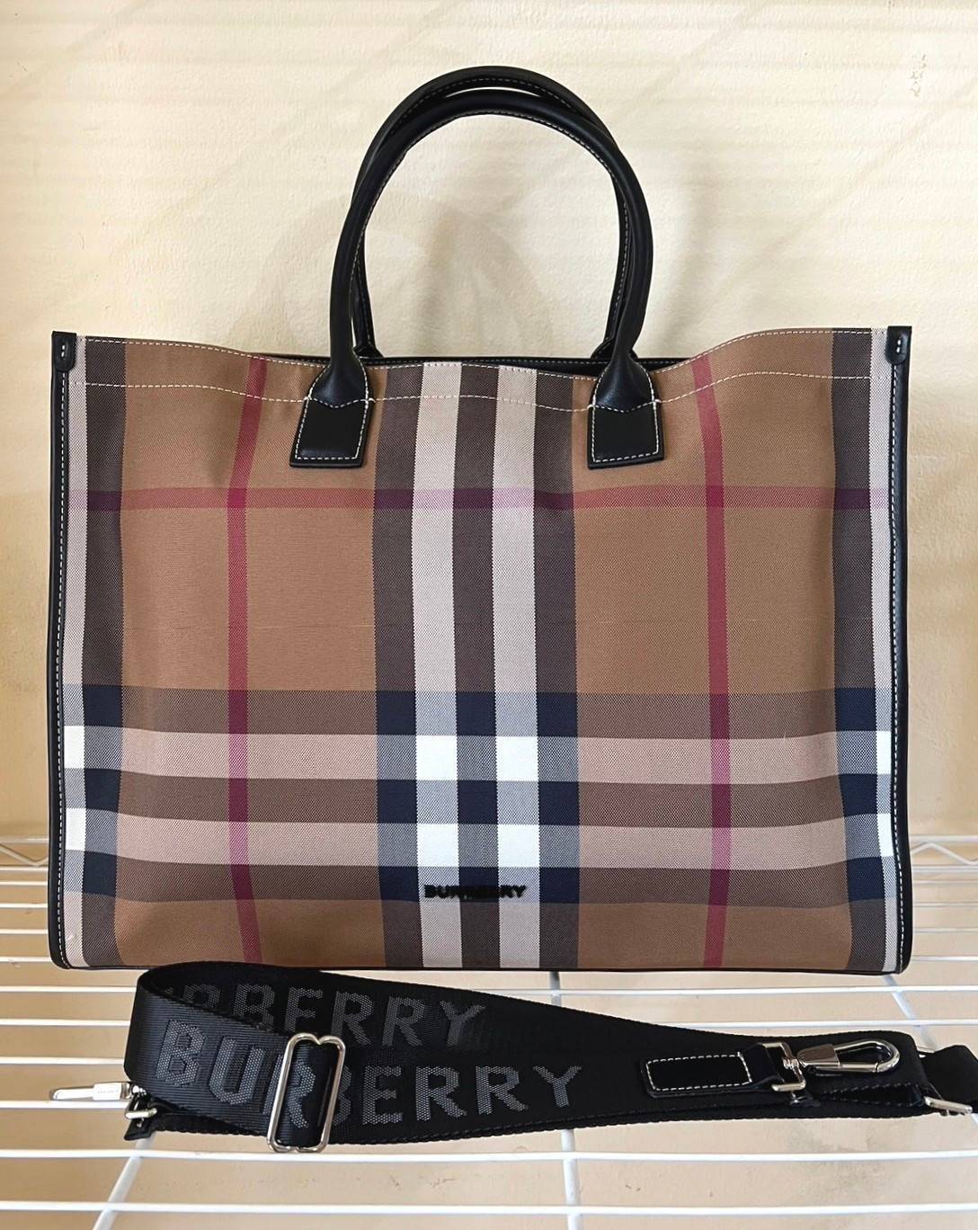 BURBERRY BORSA TOTE BAG / BURBERRY VINTAGE CHECK CANVAS TOTE BAG / BURBERRY FRAGRANCES MONOGRAM TOTE BAG กระเป๋าทรงโท้ทใบใหญ่