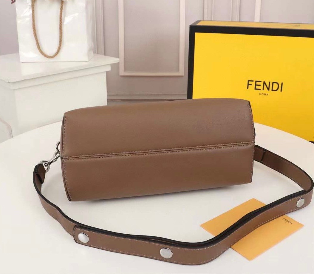 FENDI by the way small เกรดออริจินอล กระเป๋าถือ/สะพายข้างทรงหมอน รุ่นตามหา วัสดุหนังสวย มาพร้อมสายสะพายถอดออกได้ ใช้วันไหนๆกับชุดไหนๆได้หมดเลยทีเดียว อีกหนึ่งรุ่นที่ต้องแนะนำนะคะ