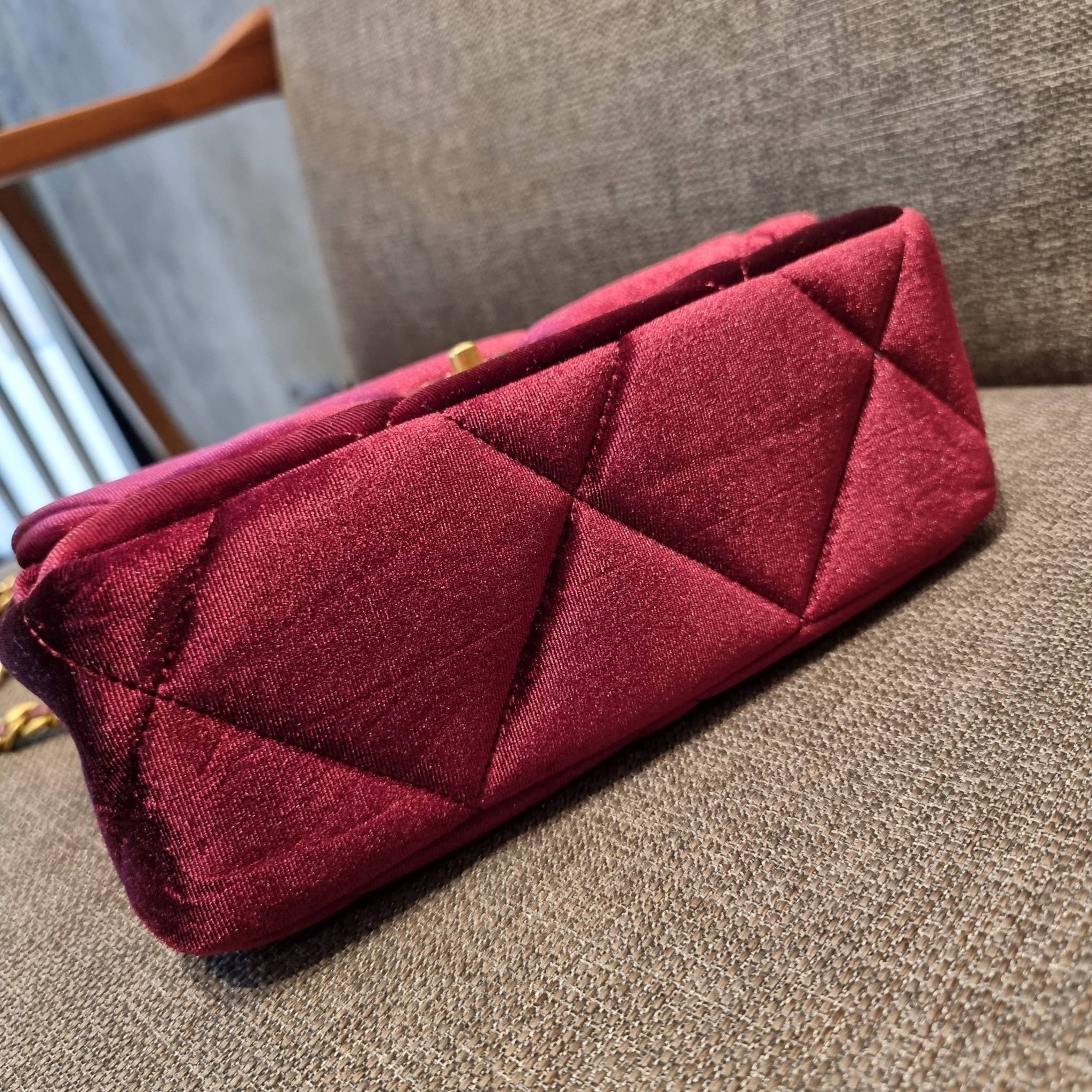 ไม่มองไม่เหลียวไม่ได้แล้ว!! ความหรูที่โดดเด่นจากผ้ากำมะหยี่ สร้างดีเทลผู้ดี ลูกคุณมากๆ Chanel vip boutique กระเป๋าสะพายจาก duty free ในราคาสุดประหยัด!! ดีไซน์เลิศ ตกแต่งด้วยโซ่ทูโทน ลงตัวแบบไม่มีที่ติ เปิด-ปิดด้วยตัวบิดล็อค ภายในโล่งกว้าง ใส่กระเป๋าสตางค์