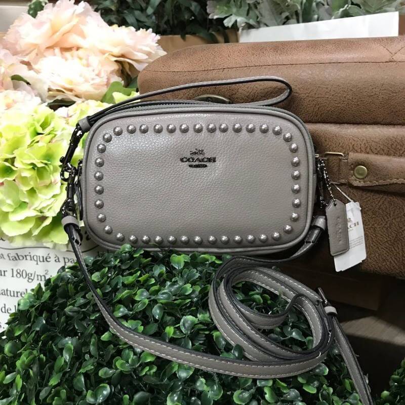COACH FACTORY Crossbody Clutch with Rivets กระเป๋าสะพายพร้อมสายคล้องข้อมือ ขนาดกำลังน่ารัก วัสดุหนังเรียบ สวยอยู่ทรง ด้านหน้ามี logo brand ประดับหมุดรอบสุดชิค เปิดปิดด้วยซิป แบ่ง 2 ช่อง ภายในโล่ง มีช่องเล็ก พร้อมสายคล้องข้อมือ และสายยาวถอด ปรับได้ค่ะ