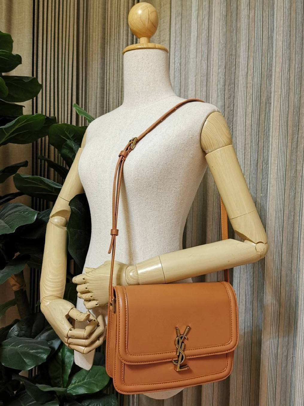 VIP 】YVES SAINT LAURENT BAG VIP GIFT WITH PURCHASE (GWP) Must Have! พร้อมส่งความสวย..items หายาก! พรีเมี่ยมกิ้ฟ Limited จาก YSL DUTY FREE COUNTER วัสดุหนังแท้ Calf skin ทรงสี่เหลี่ยมหนังสวยหรูอยู่ทรงเปิดปิดด้วยฝาปิดโลโก้แบรนด์อะไหล่ทอง ภายในโล่งมีLogo มีช