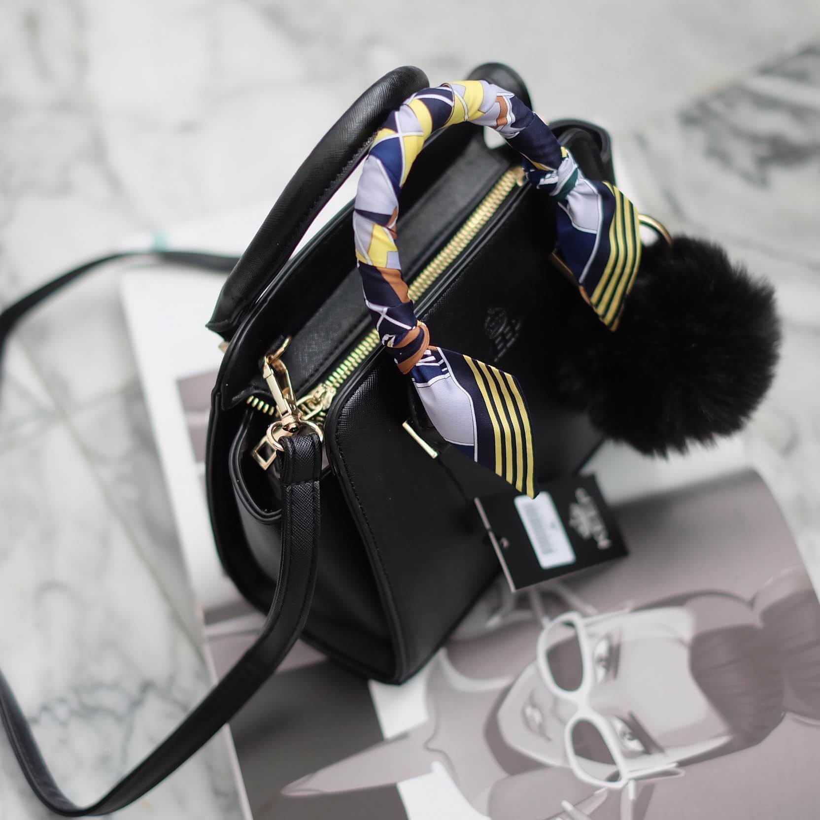 งานแท้ชนช้อป 👍 รุ่นใหม่ล่าสุด หนัง saffiano สวยมากๆค่า รุ่น KEEP saffiano leather Mini office bag สวย น่ารัก ขนาดตอบทุกโจทย์การใช้งาน เห็นแล้ว #หลงรักเลยคะ 🌲ตัวกระเป๋าขนาดกำลังดีหนังsaffiano ลายสวยที่สำคัญ ดูแลรักษาง่าย ประดับด้วยผ้าพันหูกระ