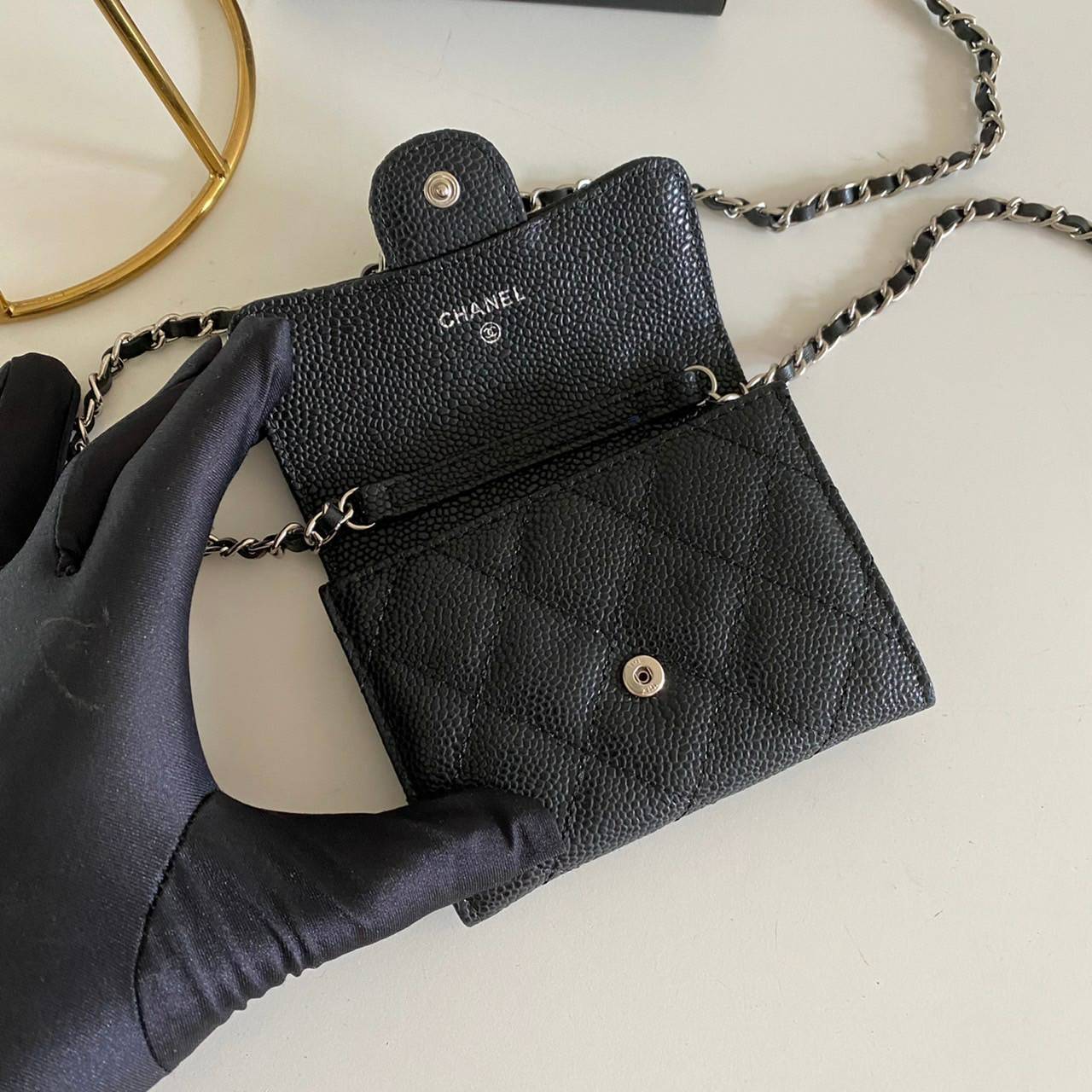 หนังแท้ Chanel wallet on chain / CHANEL BLACK CAVIAR BAG พร้อมส่งที่ไทย รุ่นยอดนิยมไอเท็มฮิตวัสดุหนังแท้คาเวียร์สวยคลาสสิคเปิดปิดด้วยฝาปิดกระดุมด้านหน้ามีโลโก้แบรนด์อะไหล่ทองสวยหรูดูดีมาพร้อมสายโซ่อะไหล่เงินและทองร้อยหนังจะสะพายไหล่ หรือ Crossbody ก็ดูดี 