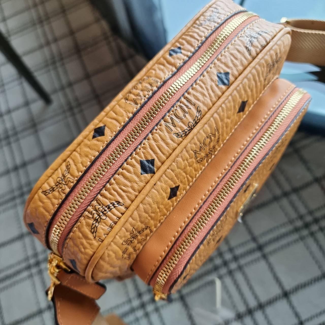 M.C.M KLASSIK CROSSBODY BAG สาวกเอ็มซีเอ็มต้องมีน้า!! หนุ่มๆเค้าสะพายกัน!! กระเป๋าสะพายข้างทรงครอสบอดี้ ที่ดาราใช้กันเพียบ!! รุ่นนี้หนุ่มๆสะพายหรือสาวๆก็สะพายได้น้า ขนาดกำลังดี วัสดุหนังแคนวาสคุณภาพดี มีช่องหลัก 2 ช่อง เปิด-ปิดด้วยซิป ด้านหลังมีช่องย่อยอี