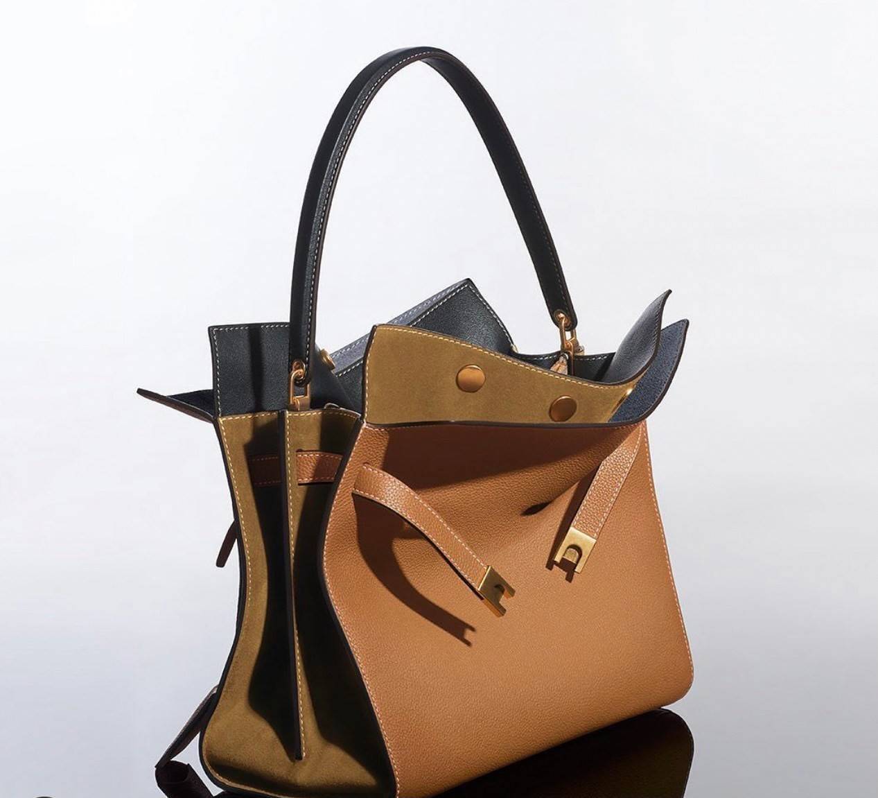 Tory burch lee radziwill pebbled small double bag กระเป๋า Lee Radziwill Double Bag สุดหรู ที่คำนึงถึงการเลเยอร์หนังและหนังกลับอย่างประณีตลงไปในงานดีไซน์ สามารถปรับปากกระเป๋าได้ 3 แบบตามต้องการ พร้อมนำเอาความเป็น American Luxury มาตีความใหม่ผ่านแง่มุมของคว