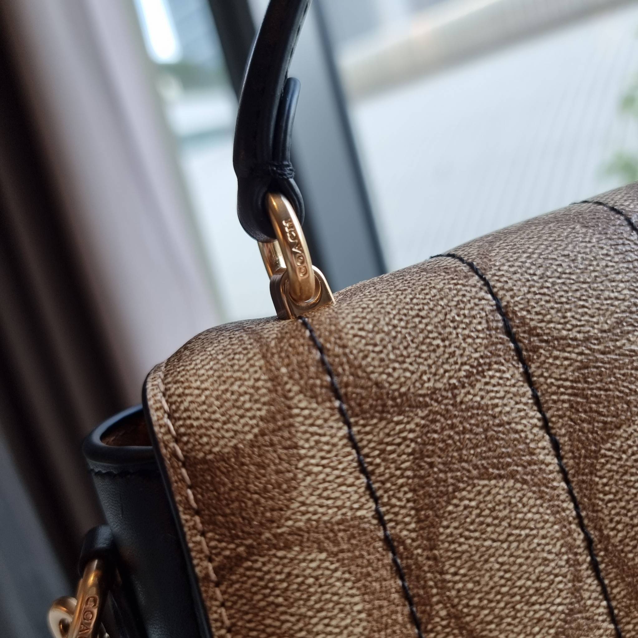 OUTLET 】COACH C5645 MARLIE TOP HANDLE SATCHEL IN SIGNATURE CANVAS WITH QUILTING ดีไซน์ใหม่ กระเป๋าถือ/สะพายข้าง ออกแบบมาไม่เหมือนใคร โดดเด่นด้วยการเย็บบุหนัง โชว์ดีเทลลายเส้น ตกแต่งโลโก้ด้านข้างอะไหล่ทอง วัสดุหนังแคนวาสสลับหนังแท้ เปิด-ปิดด้วยตัวล็อคแน่นห