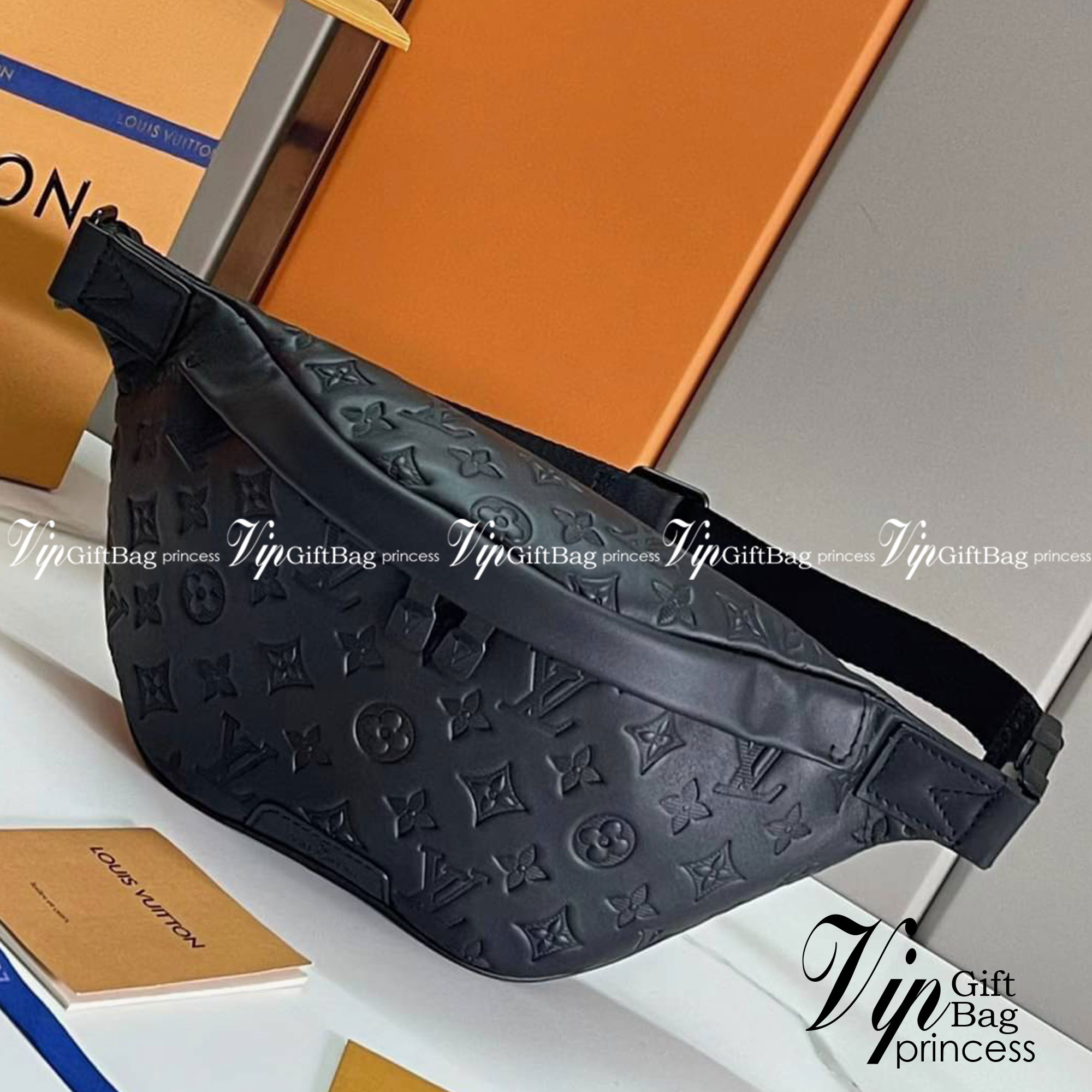 LV Discovery Bumbag Gray Monogram Shadow Kalbsleder / LV Belt Bag เกรดใช้งานสลับใบจริงได้ เทพออริจินอล เนื้องานสวยงาม หนังแท้ ใช้ได้ทั้งชายหญิง ภาพสินค้าถ่ายจากงานขายจริงใช้งานต่างประเทศได้