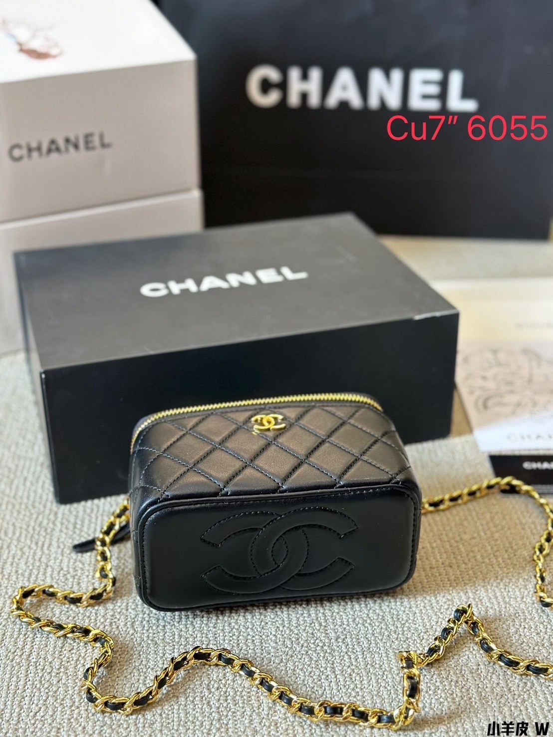 CHANEL Vanity Top Handle Bag / Chanel makeup bag กระเป๋าใส่เครื่องสำอางค์สวยหรู น่ารักลูกคุณหนูต้องยกให้ใบนี้เลยค่า น้องโดดเด่นที่หูจับโซ่สีทองสวยเงางาม ด้านในกว้างขวาง จะใช้เองหรือเป็นของขวัญ ของฝาก แนะนำรุ่นนี้เลยค่ะ!