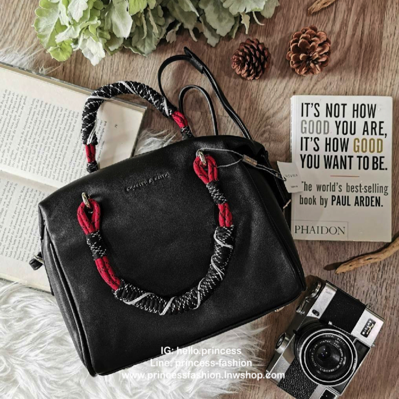 CHARLES & KEITH Nylon Twist Top Handle Bag กระเป๋าถือหรือสะพายรุ่นใหม่แบบชนช็อปทรง Bowling วัสดุหนังแกะสังเคราะห์เรียบสวยอยู่ทรงขนาดกำลังดี น่ารัก น้ำหนักเบา เปิดปิดด้วยซิปคู่สะดวกใช้ ภายในมีโลโก้และช่องซิป มีหมุดรองฐานกันรอยสี่มุม หูจับ Nylon Twist เพิ่ม