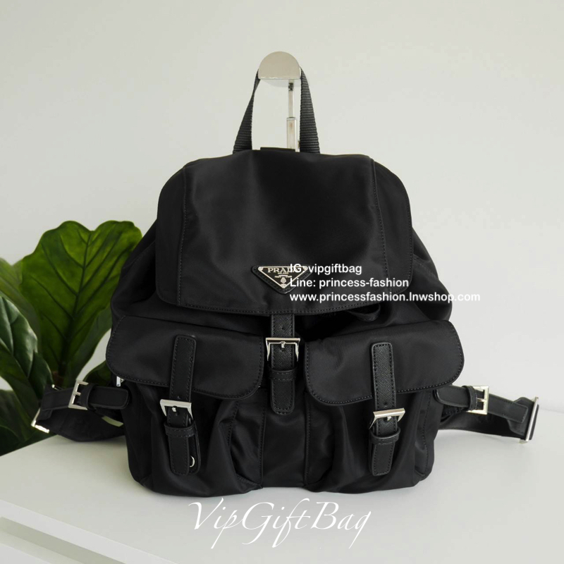 ล็อตใหม่ รุ่นแนะนำค้าา♡ กระเป๋าเป้ทรงสวย Prada Nylon Backpack With Pocket วัสดุผ้าไนล่อน กันน้ำเนื้อหนาอย่างดี ใบนี้ ดีไซต์สวยเก๋ เป้แบบหูรูด ทรงสวยน่ารัก #อะไหล่เงิน เปิดปิดด้วยกระดุมแม่เหล็ก เข็มขัดปรับได้ ด้านหน้ามีกระเป๋าอีก 2 กระเป๋าเปิดปิดด้ว