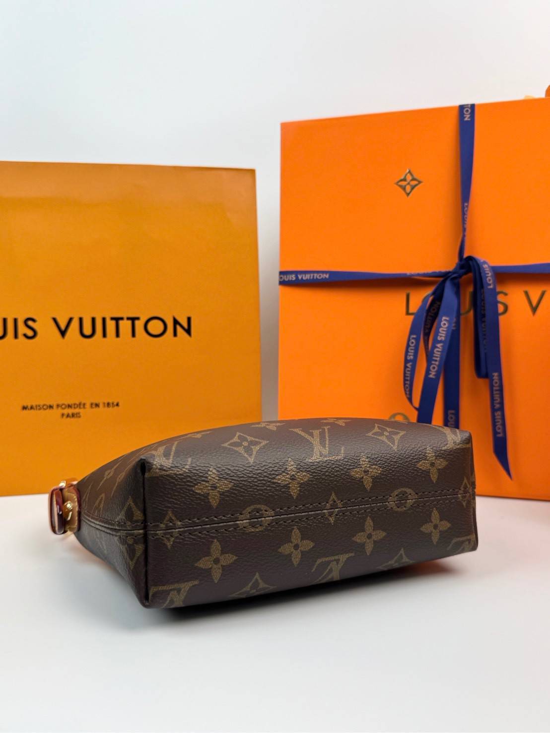 ORI หนังแท้ | LV hills pochette monogram bag กระเป๋าทรงพอช รูปทรงใหม่ใช้งานง่าย กะทัดรัด ไอเท็มจากคอลเลคชั่นประจำฤดูกาล Fall-Winter ยกระดับความงามด้วยขอบหนังและฮาร์ดแวร์สีทอง