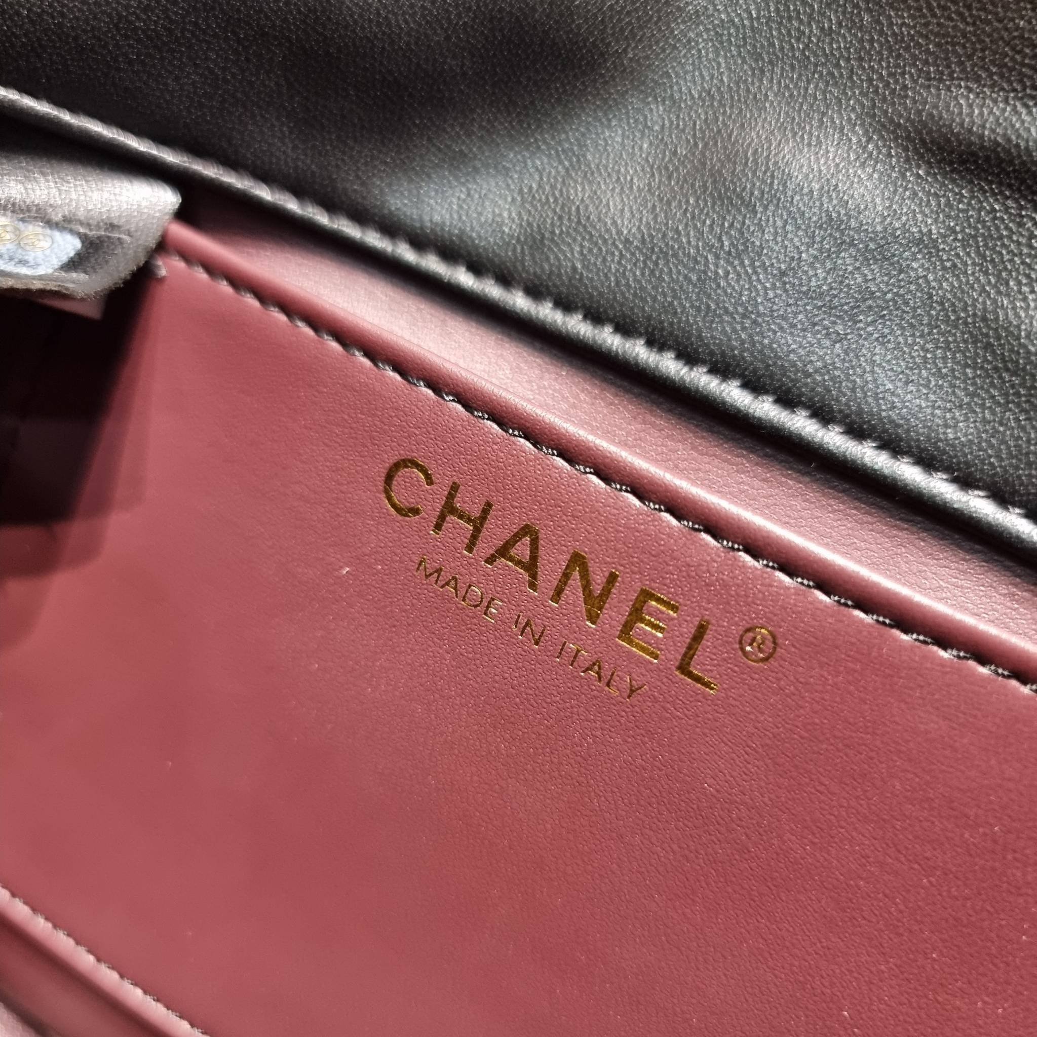 Chanel camellia vintage half moon bag ดีไซน์ใหม่ 2023 สุดหรู กับกระเป๋าสะพายไอเท็มคลาสสิค เลิศที่ตัวอะไหล่ใช้รูปดอกคามิเลียเอกลักษณ์มาเป็นตัวชูความแพง สำหรับกดปรับสายสะพายได้แบบชิคๆ