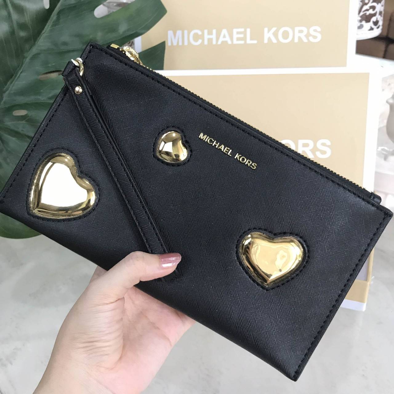 NEW ARRIVAL! Michael Kors Jet Set Travel Large Heart Clutch 2018 กระเป๋าคลัชรุ่นใหม่ล่าสุดขนาดกำลังดีด้านหน้าประดับโลโก้แบรนด์อะไหล่ทองแต่งด้วยหัวใจสวยโดดเด่น เปิดปิดด้วยซิปมาพร้อมสายคล้องมือ ภายในมีช่องใส่บัตร สามารถใส่กระเป๋าสตางค์ iphone8+ได้ ภาพถ่ายจา